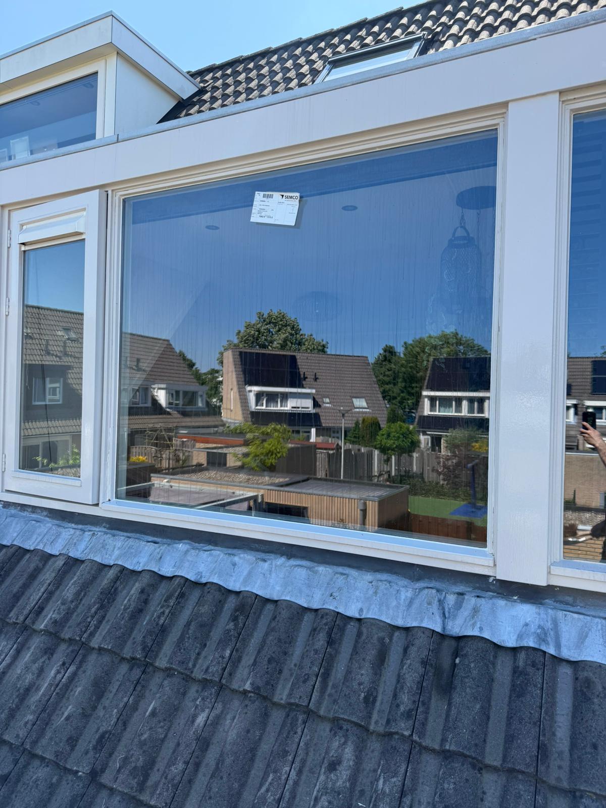 Groot kunststof kozijn Badhoevedorp geplaatst op dakkapel met uitzicht over woonwijk