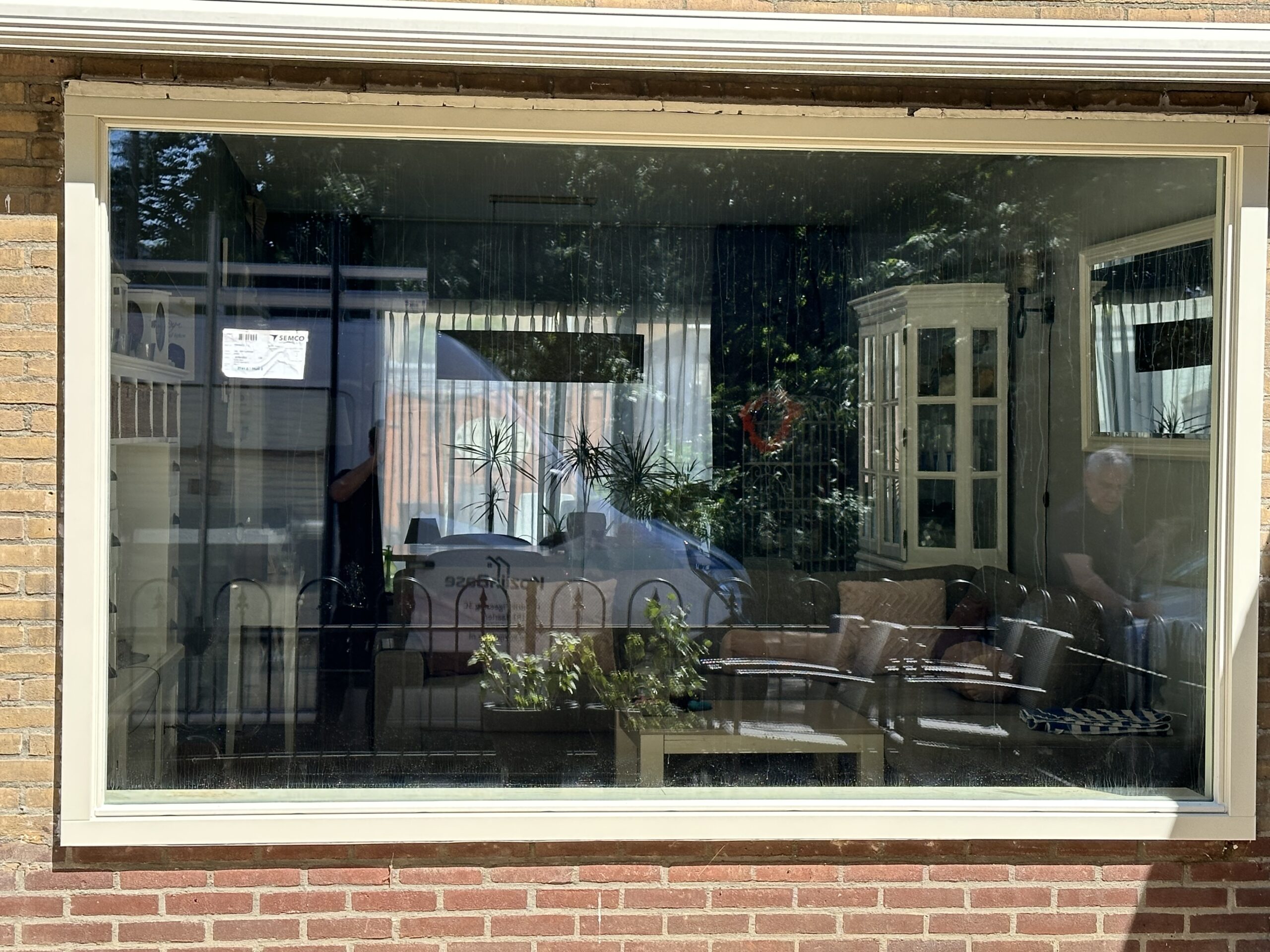 Groot kunststof kozijn Halfweg met HR++ glas geplaatst in woonkamer met veel lichtinval