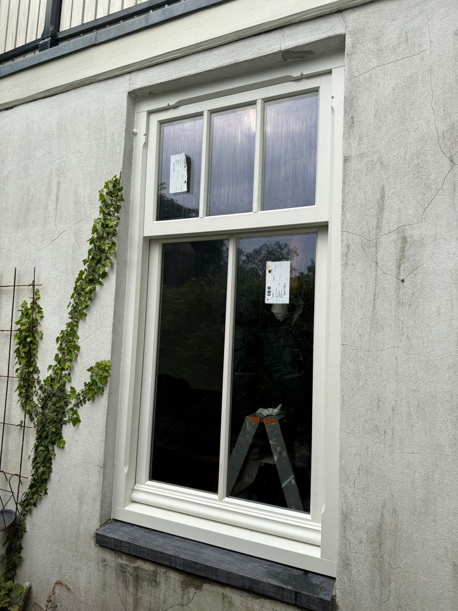 Houten kozijn met klassieke profilering geplaatst in bestaande gevel, passend bij traditionele woningstijl