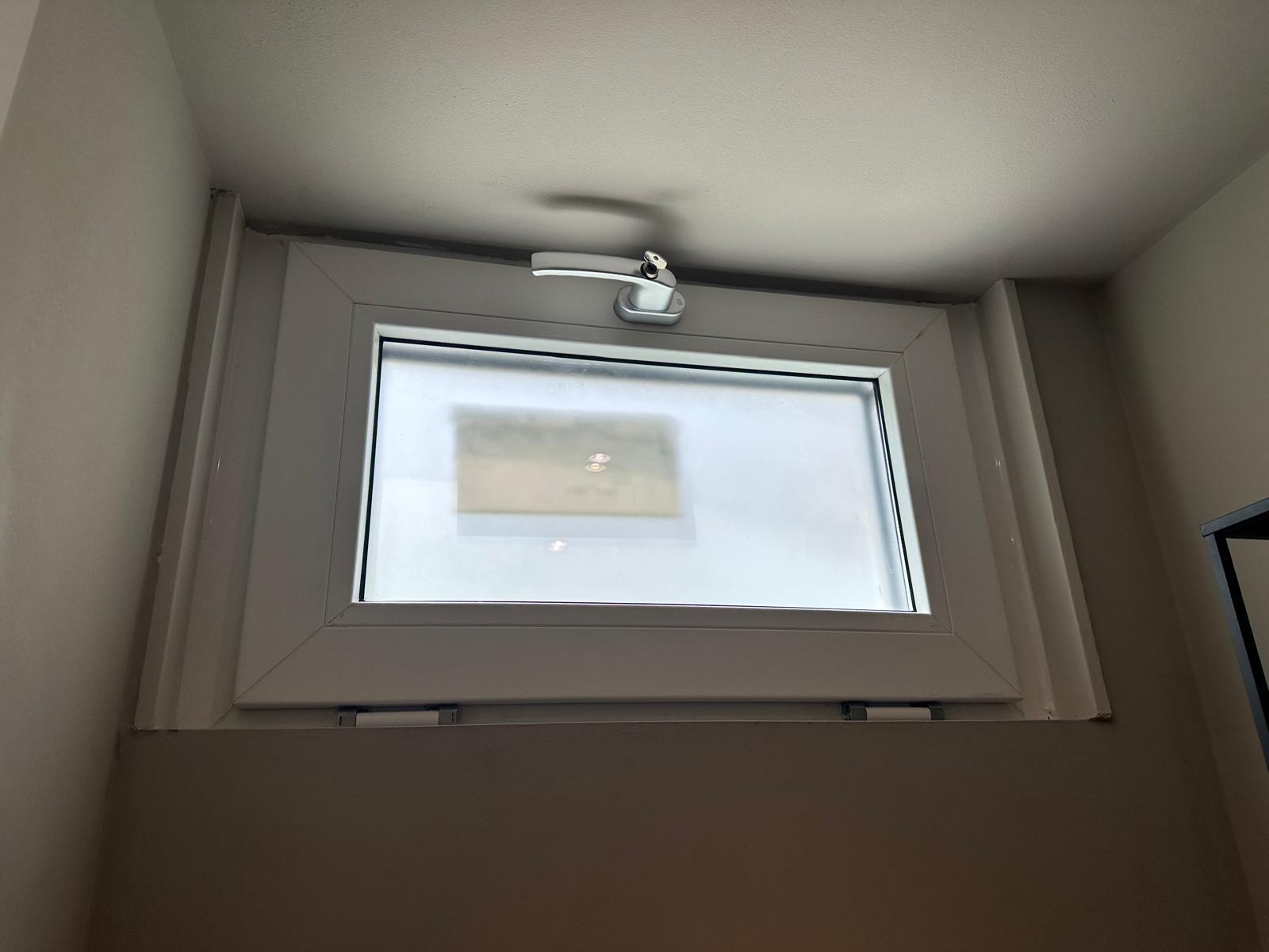 Klein kunststof kozijn Badhoevedorp geplaatst in badkamer met mat glas voor privacy