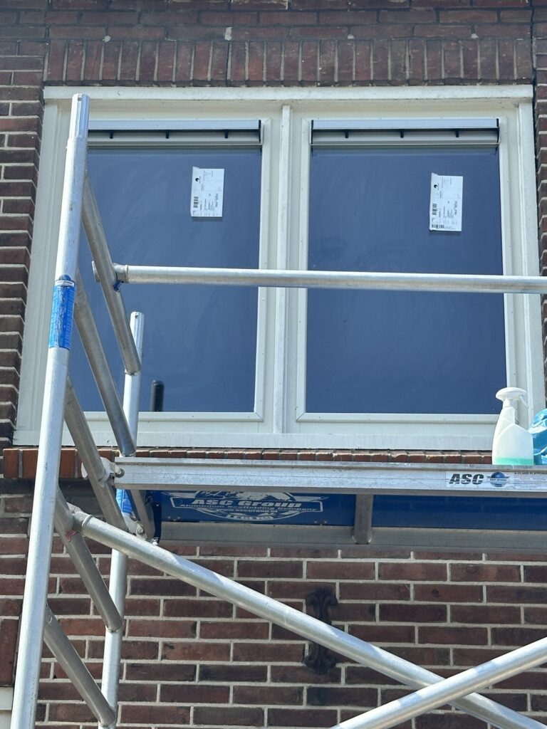 Kozijnen geplaatst met stelkozijn in bestaande gevel tijdens montage met steiger