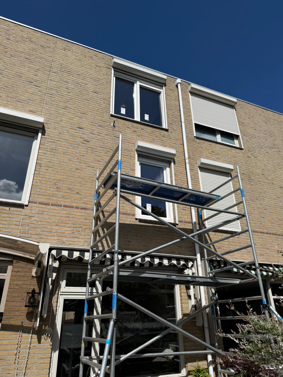 Kozijnen vervangen Badhoevedorp met steiger aan achtergevel van woning tijdens montage