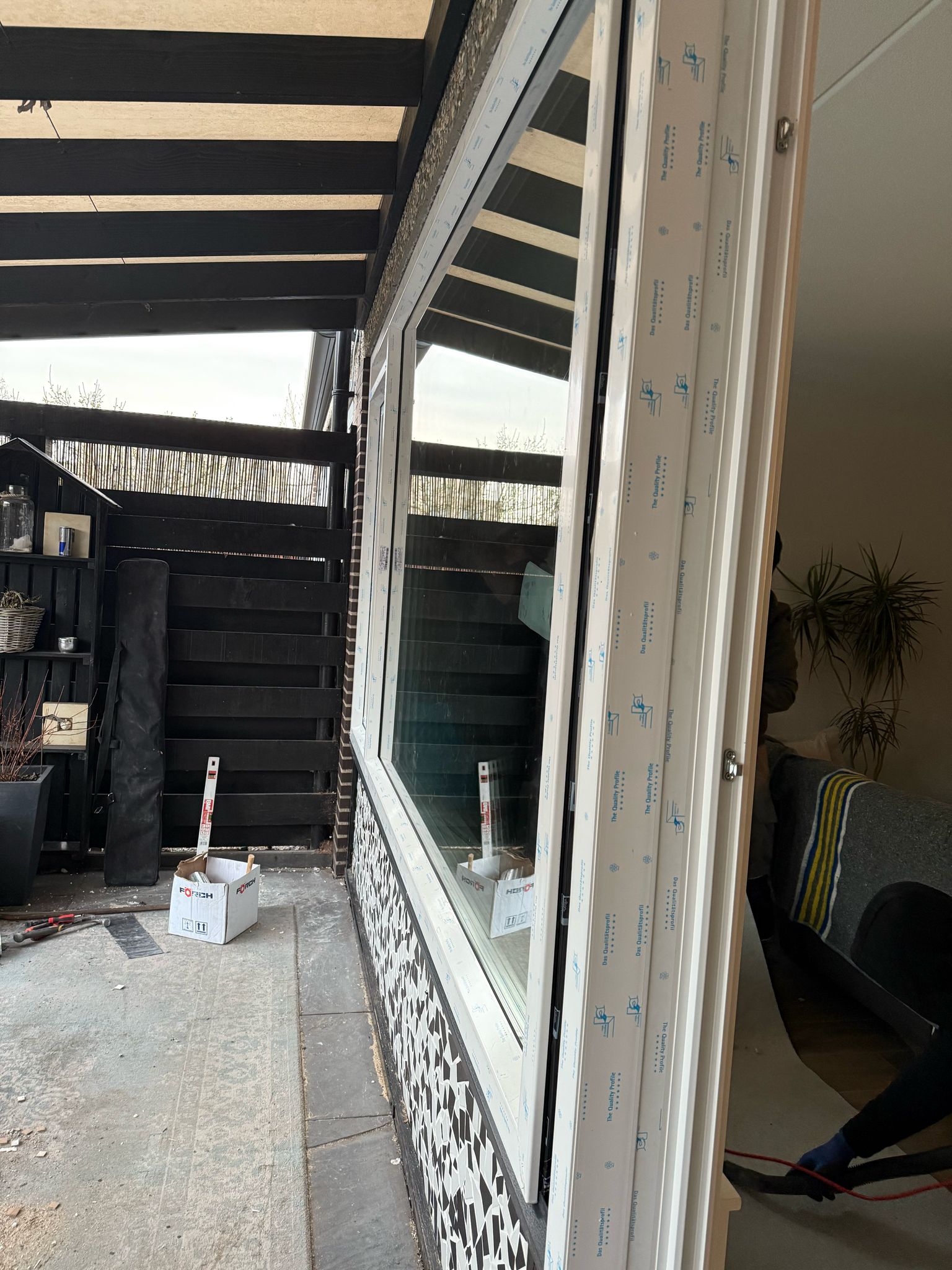 Kunststof kozijnen Bloemendaal strak afgewerkt in bakstenen gevel met HR++ glas