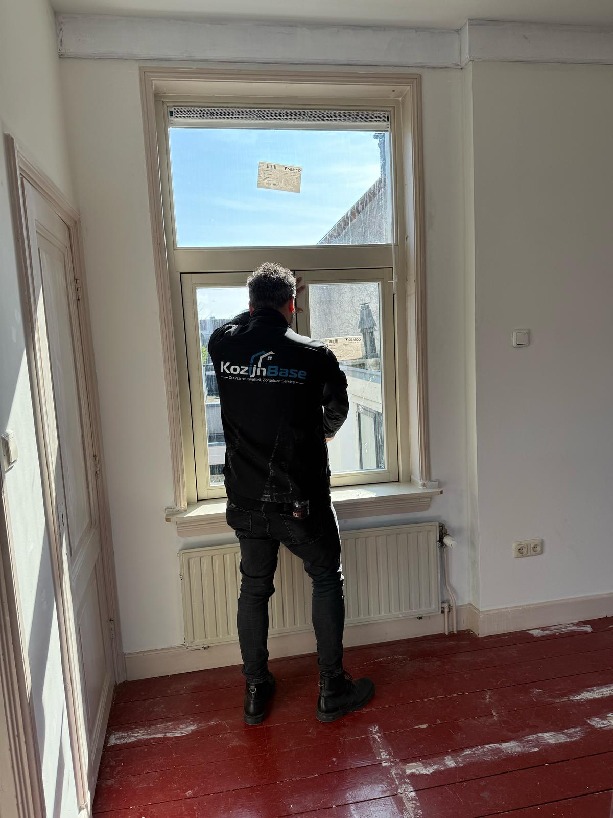 Kozijnen vervangen Bloemendaal door monteur van KozijnBase tijdens binnenmontage van kunststof kozijn