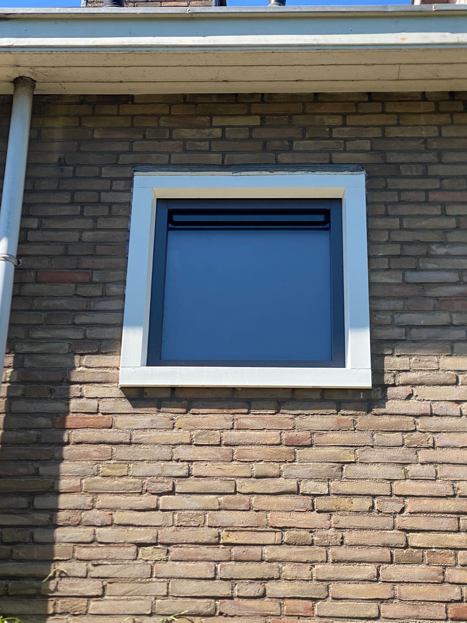 Kunststof kozijn Halfweg met ventilatierooster geplaatst in bakstenen gevel