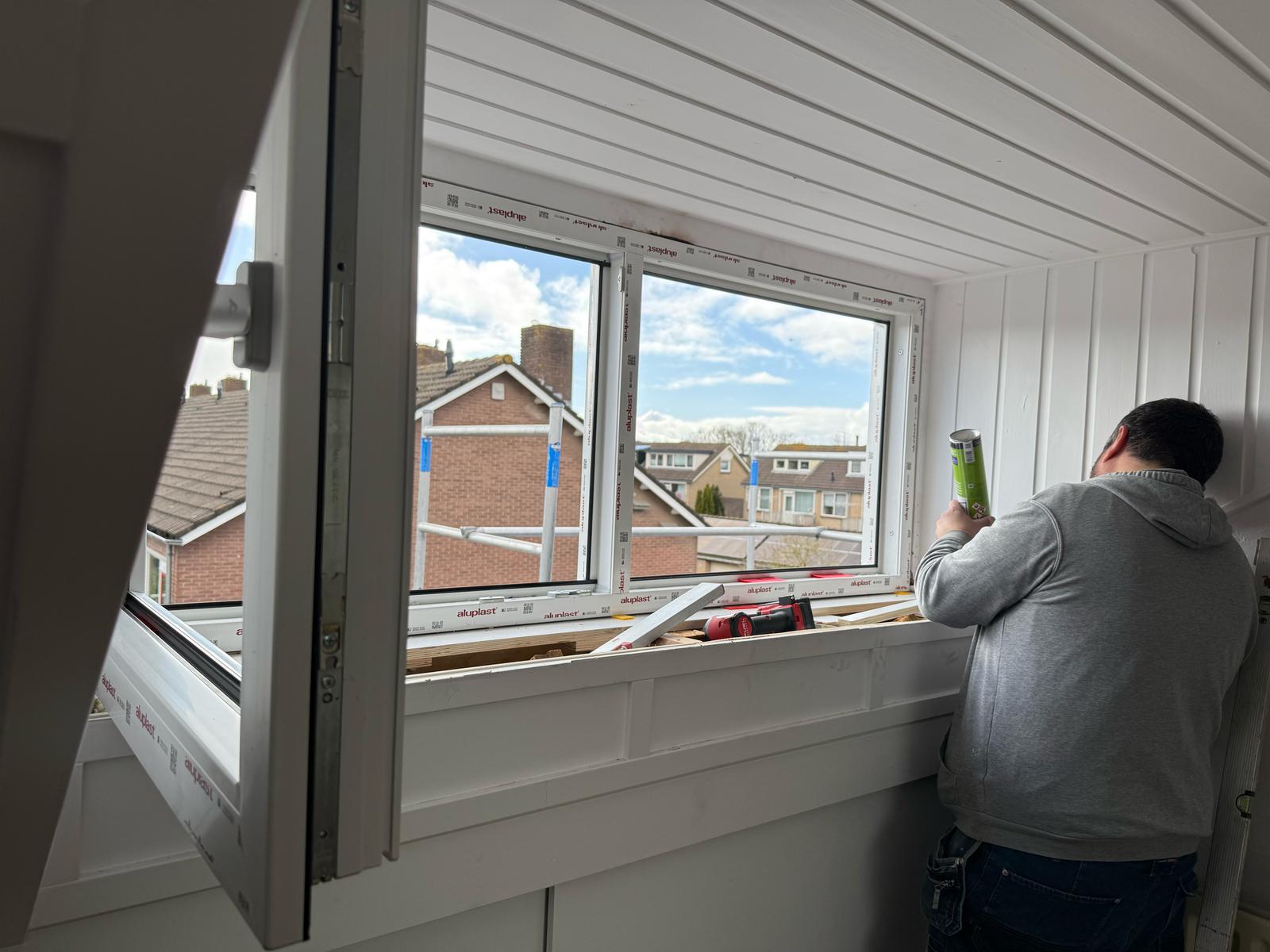 Kunststof kozijn met isolatieglas wordt nauwkeurig gemonteerd voor optimale isolatie en kierdichting