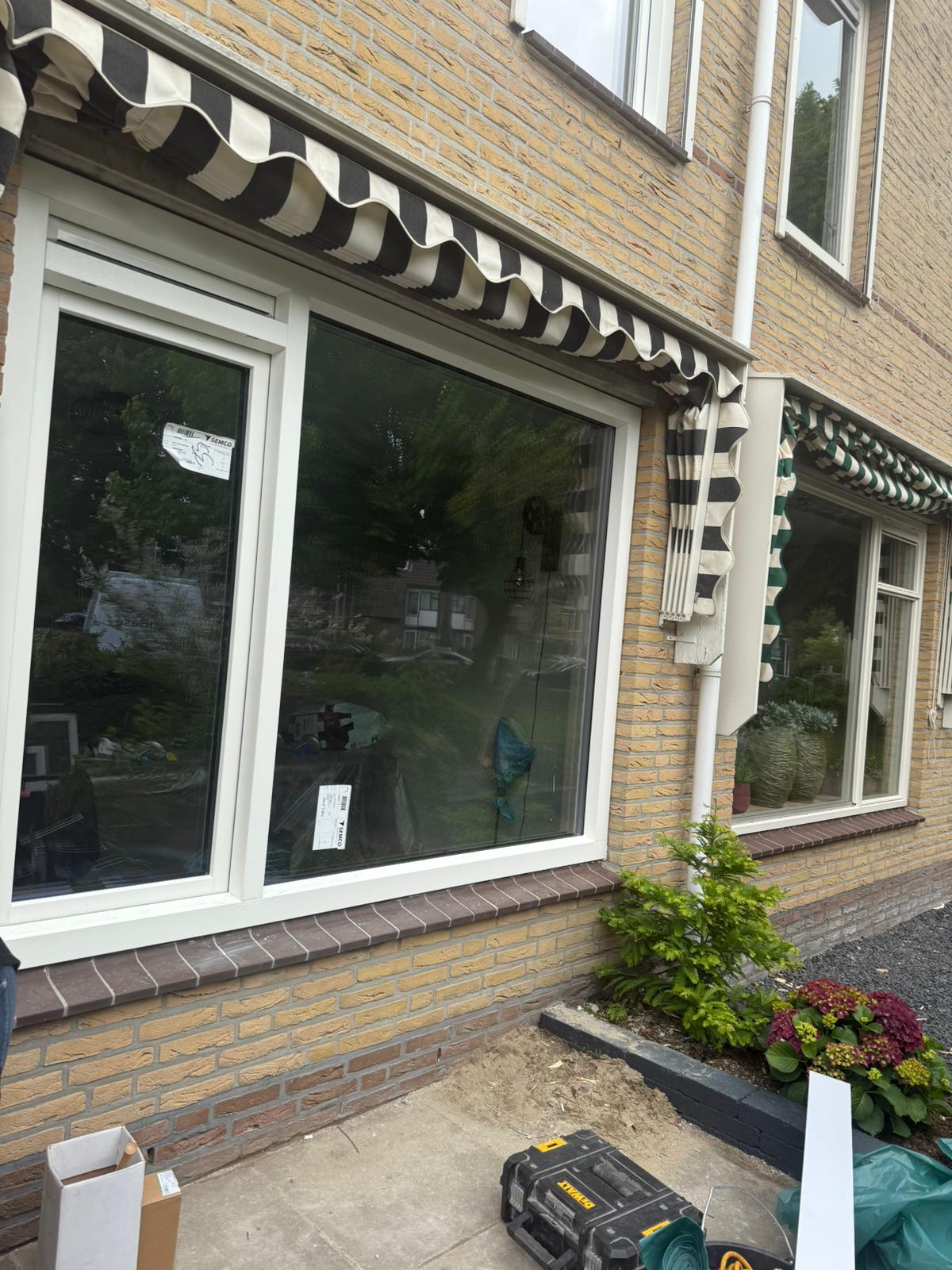 Kunststof kozijnen Badhoevedorp geplaatst in woning met zonwering en nette afwerking