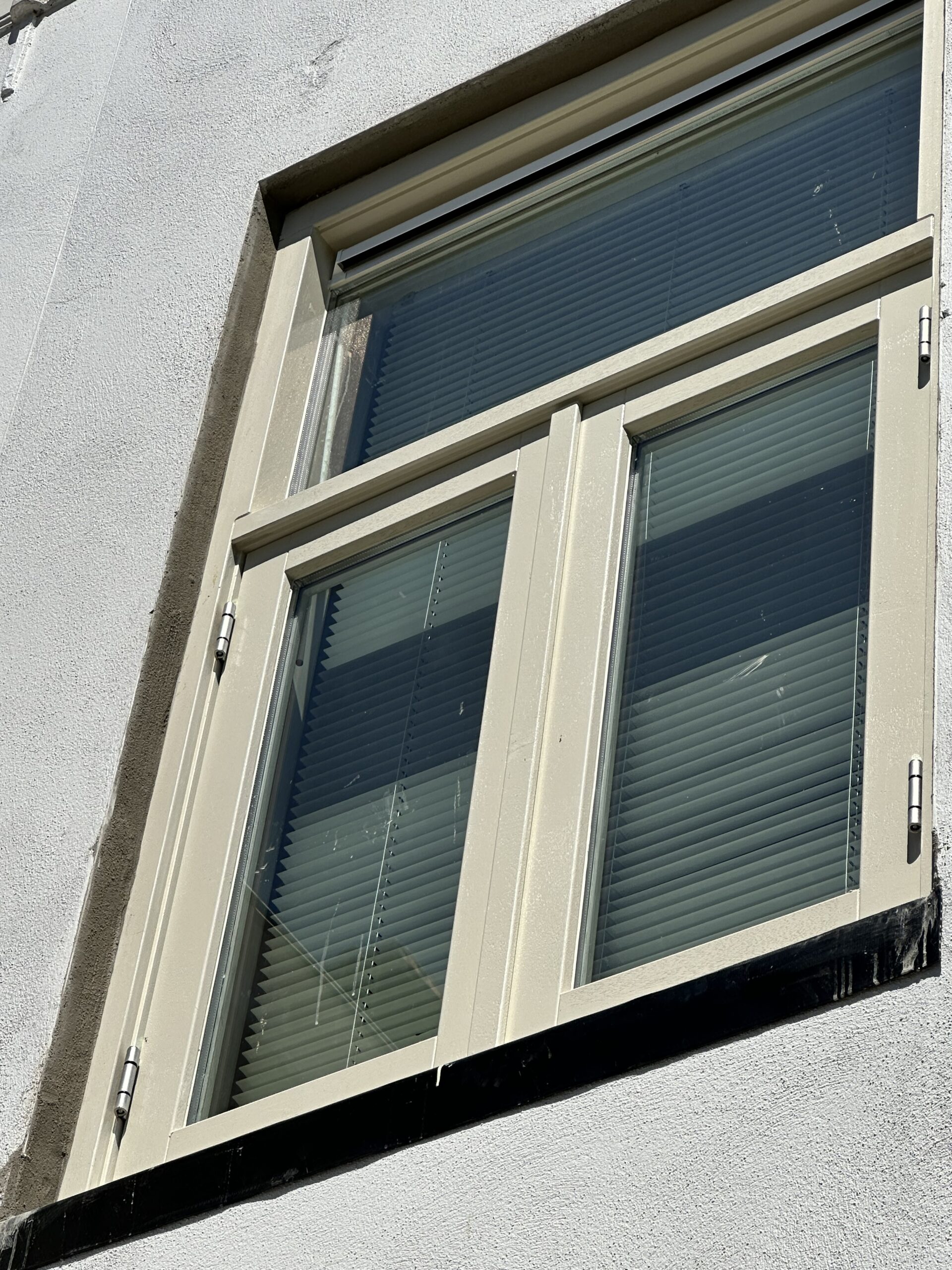 Kunststof kozijnen Bloemendaal in klassieke stijl geplaatst in bestaande gevel met ventilatierooster