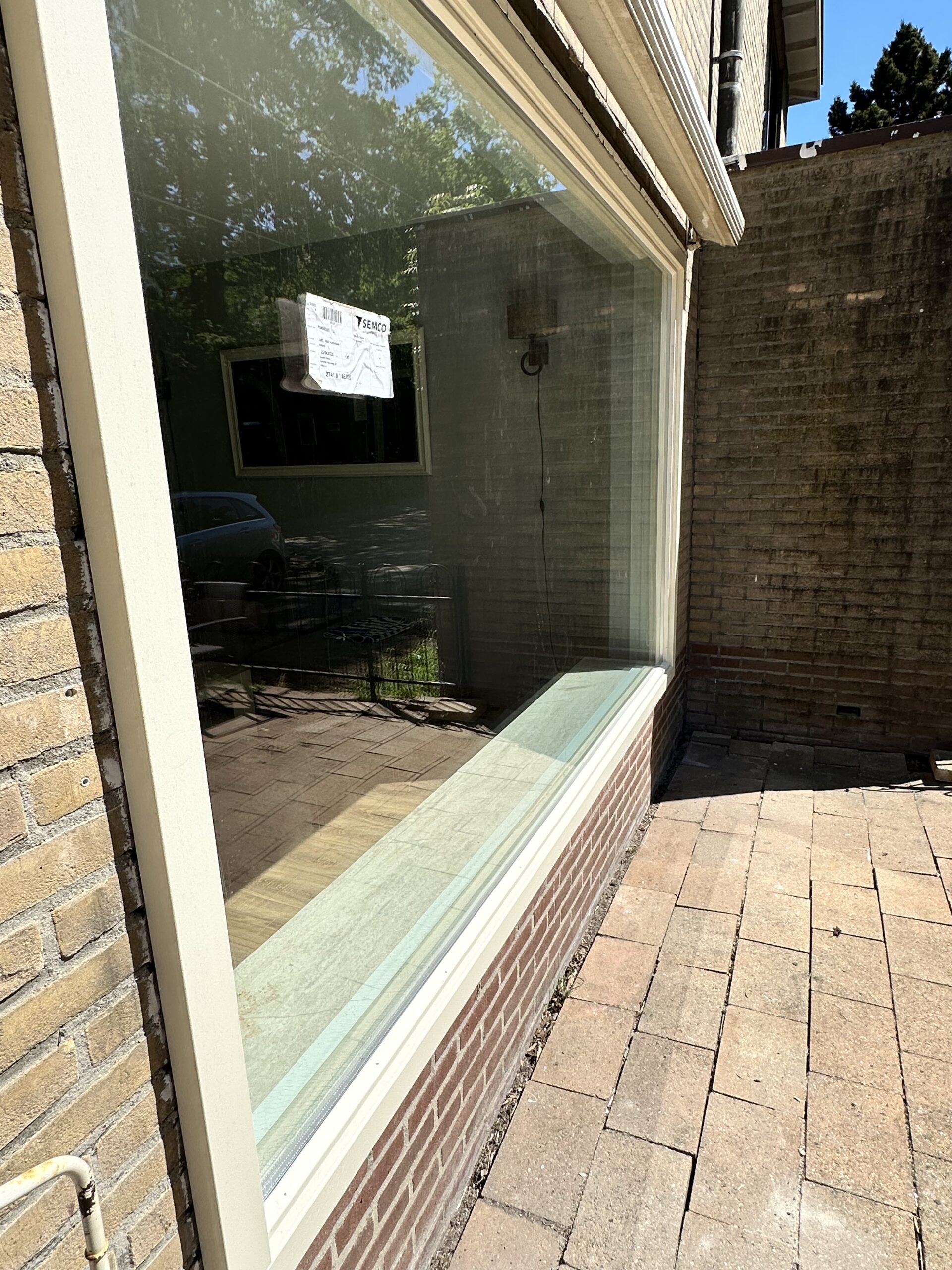 Kunststof kozijnen Halfweg geplaatst met groot vast raam en strakke afwerking in bestaande gevel