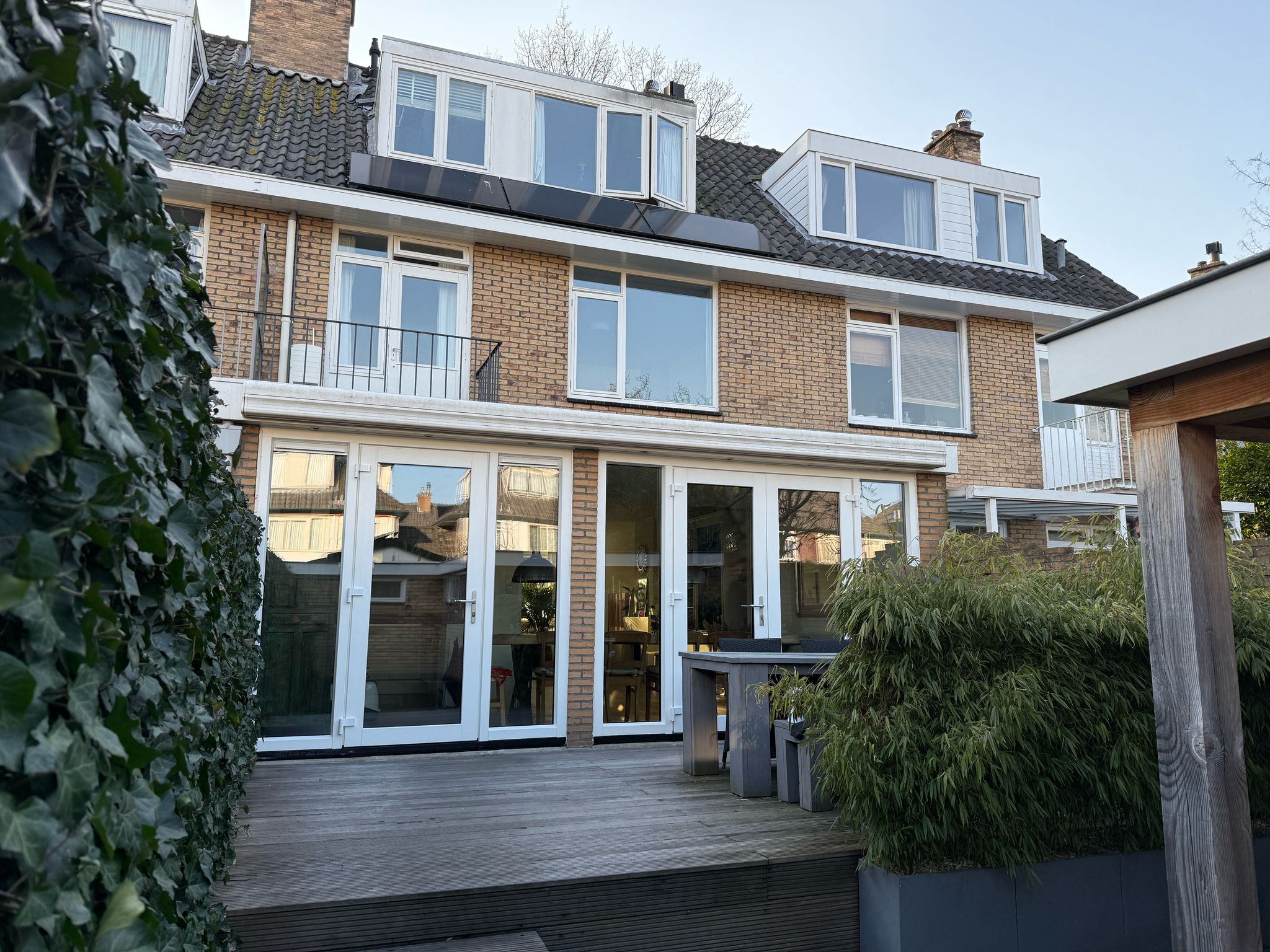 Kunststof kozijnen Hoofddorp geplaatst in achtergevel woning met openslaande deuren en grote glaspartij