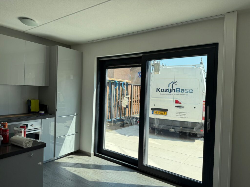 Nieuw geplaatst zwart schuifraam in Haarlem met veel lichtinval, geplaatst na inmeten en definitieve offerte door Kozijnbase