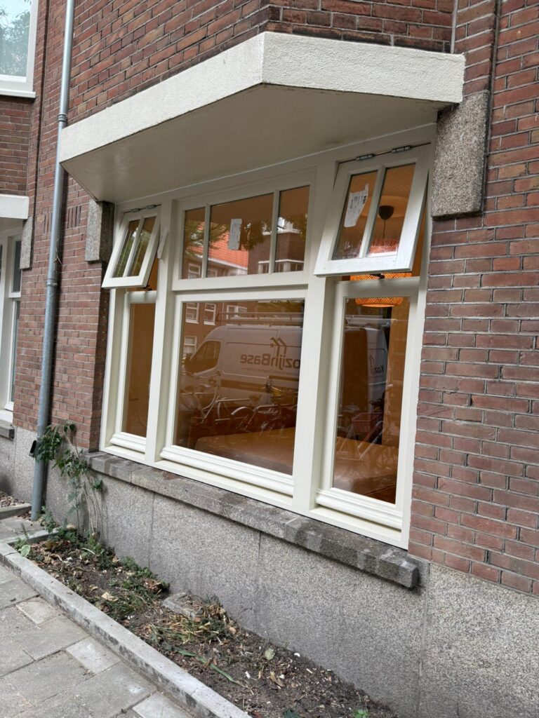 Kunststof kozijnen met houtlook en draai-kiepramen gemonteerd in voorgevel van woning