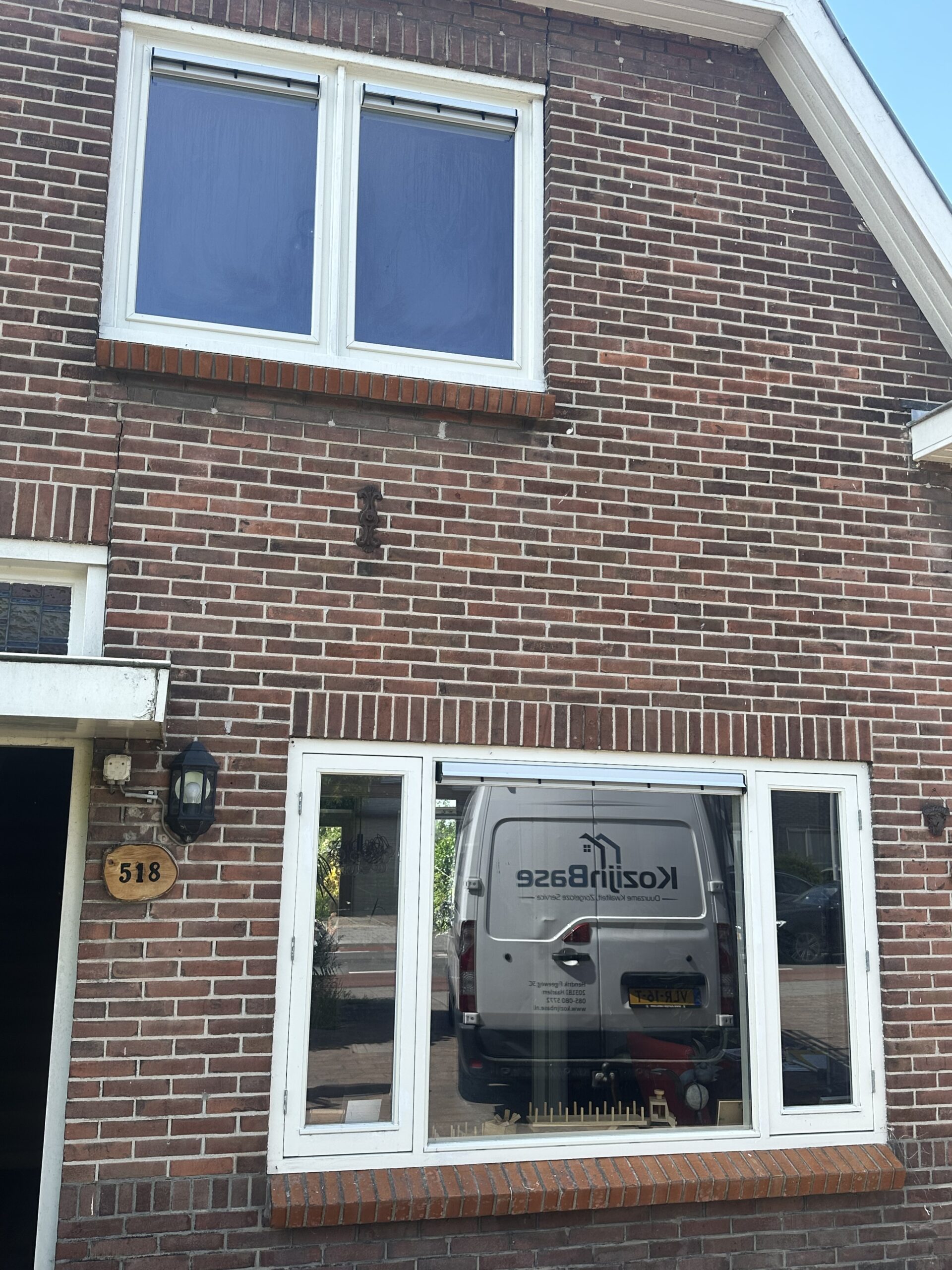 Kunststof kozijnen na reiniging en onderhoud zichtbaar in complete woninggevel