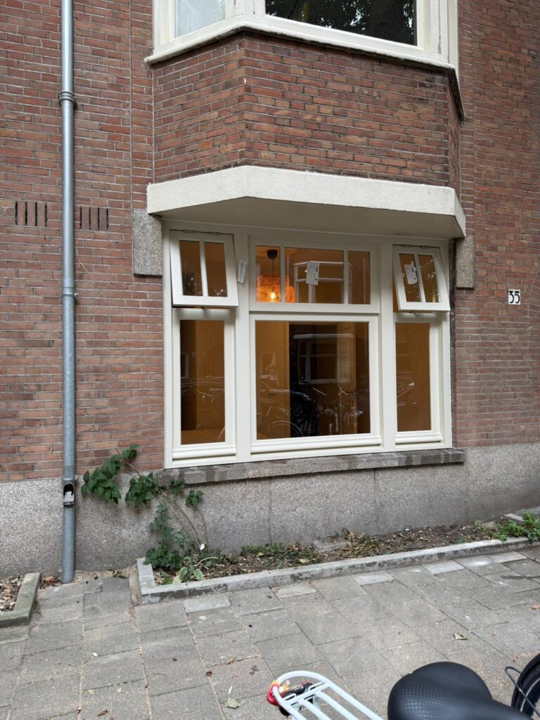 Nieuw geplaatst houten kozijn in monumentale panden gevel met behoud van originele uitstraling en detaillering