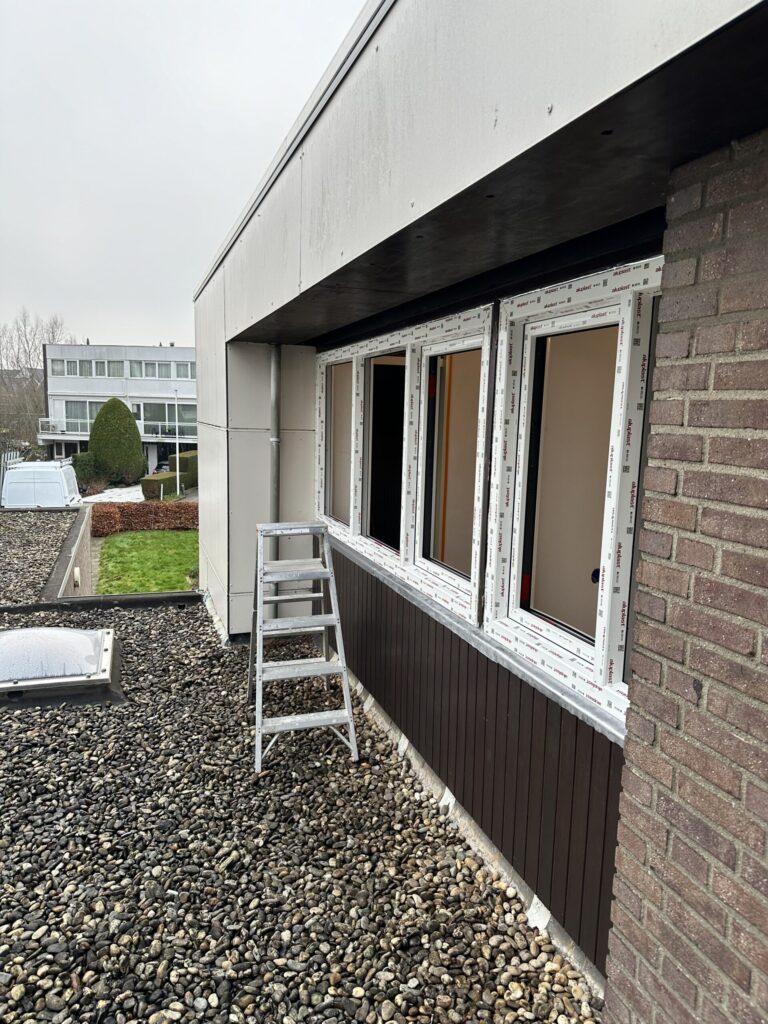 Kunststof kozijnen in Haarlem tijdens montage, voorbereid en ingemeten voor definitieve plaatsing door Kozijnbase