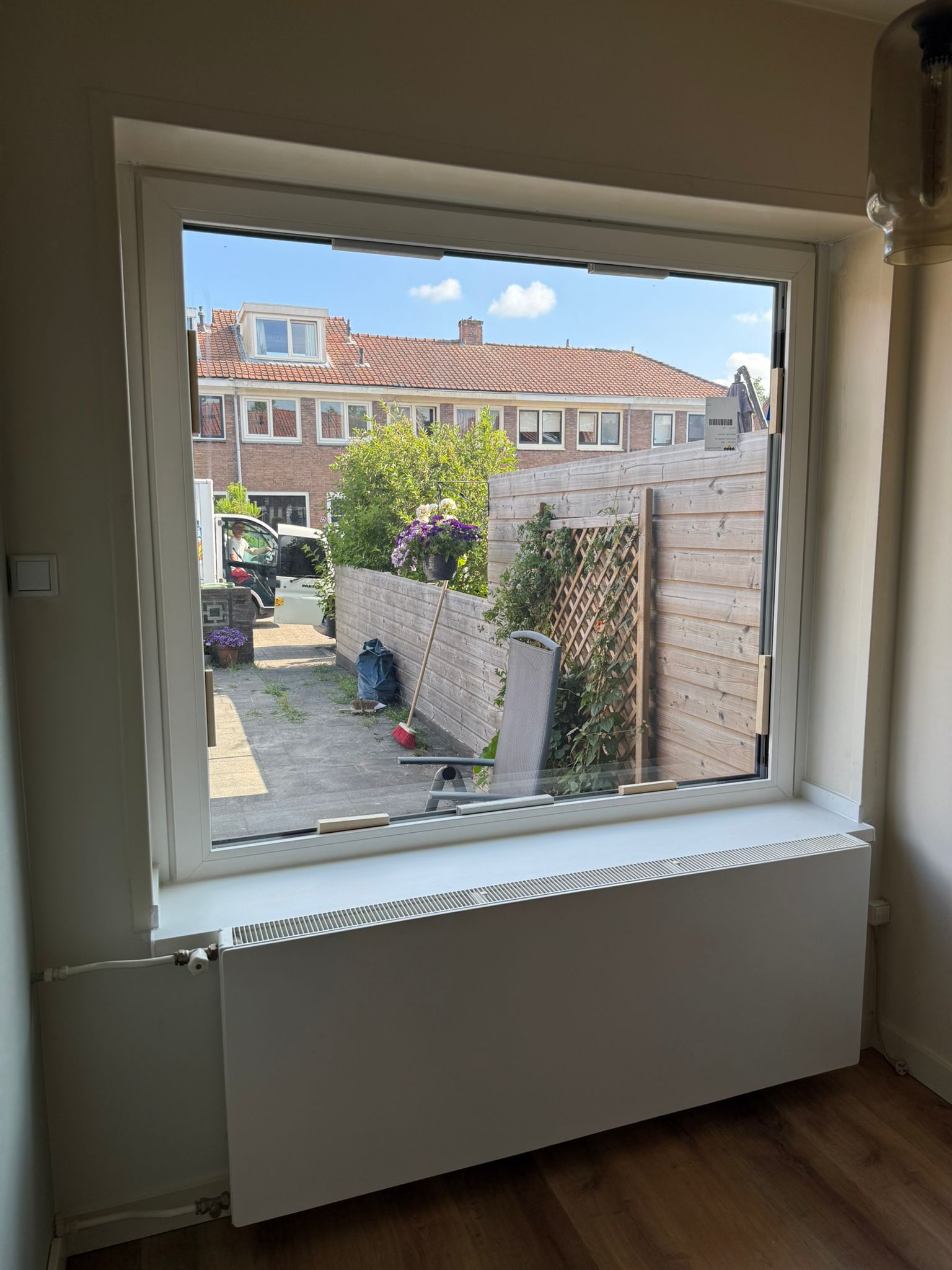 Nieuw kunststof raamkozijn binnenaanzicht na plaatsing in Heemstede wit profiel, grote glasopening, uitzicht op woonstraat