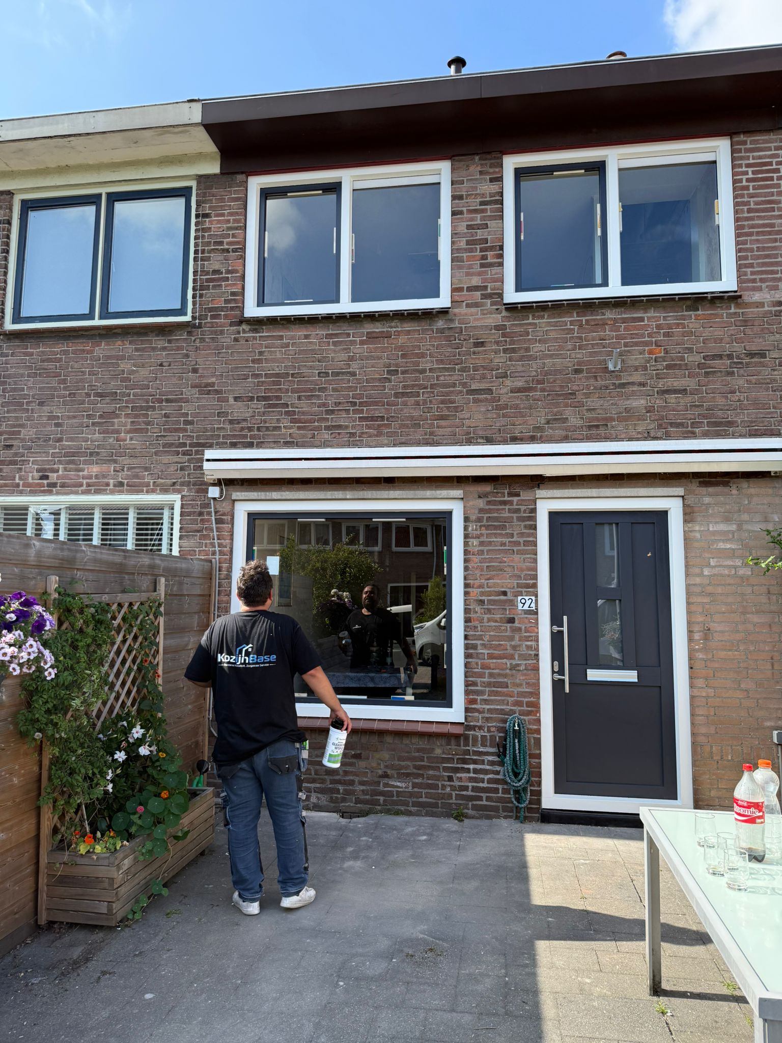Nieuwe kozijnen met HR++ of triple glas geplaatst bij woning, voorbereiding en afwerking voor betere isolatie