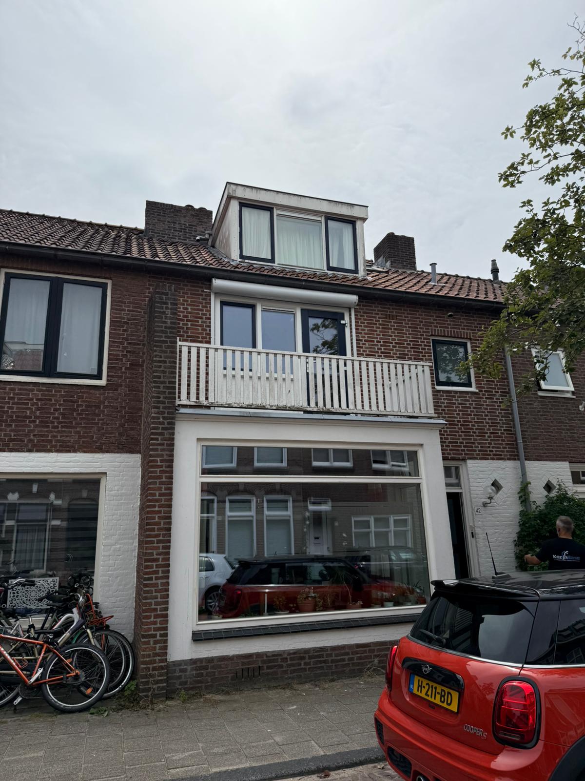 Woning in Hoofddorp met bestaande kozijnen en dakkapel vóór renovatie en vervanging
