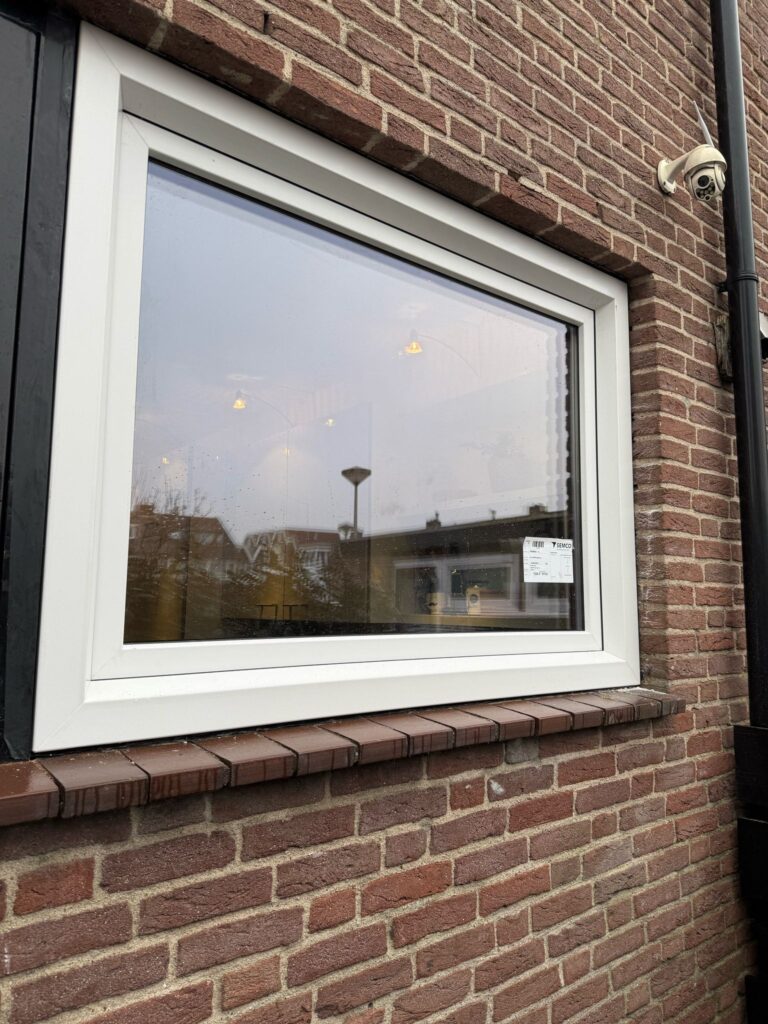 detail van kozijn in Haarlem met HR++ glas en goede aansluiting voor optimale isolatie
