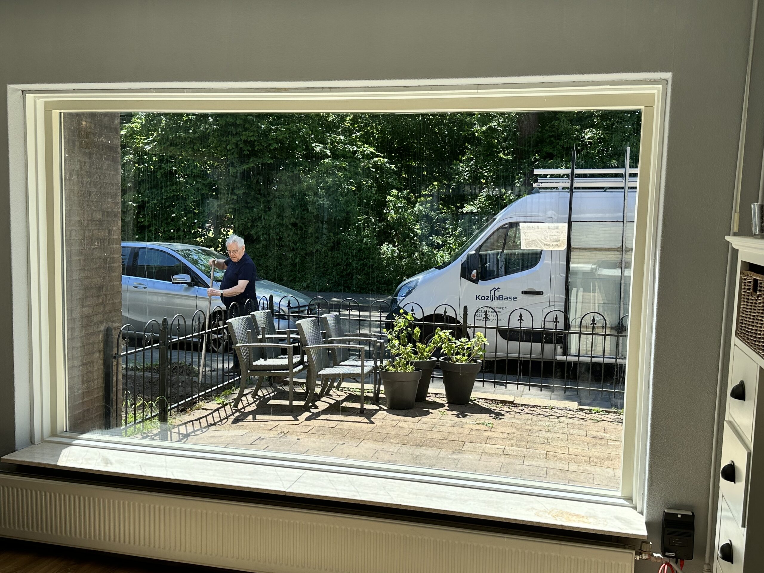 groot kunststof kozijn amstelveen met vaste glaspartij en uitzicht op tuin