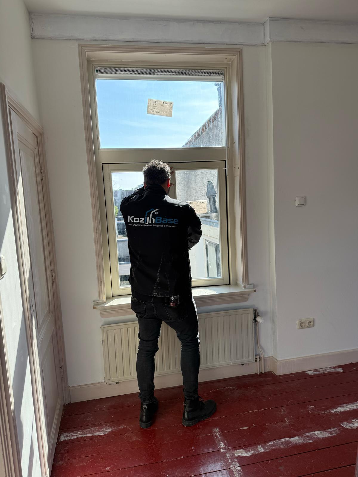 kozijnen Aalsmeer montage binnenzijde woning door monteur van KozijnBase