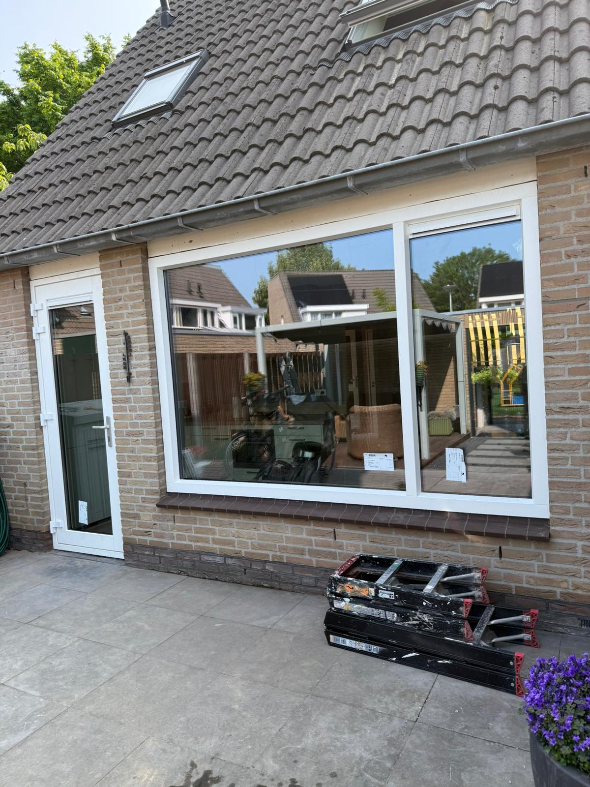 kozijnen Velserbroek achtergevel woning met groot raam en nieuwe kunststof kozijnen