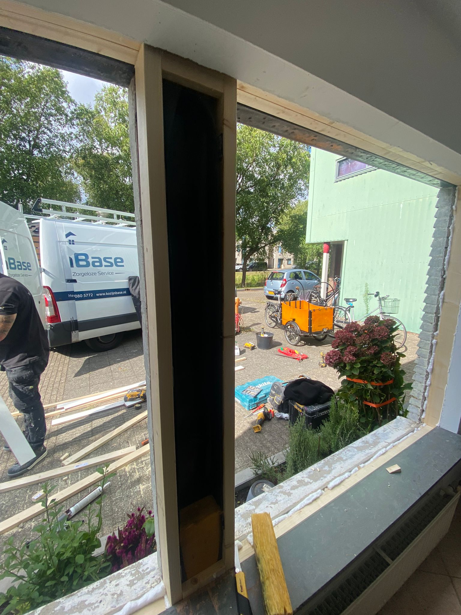 Montage van nieuwe kozijnen aan de binnenzijde van een woning in Amsterdam