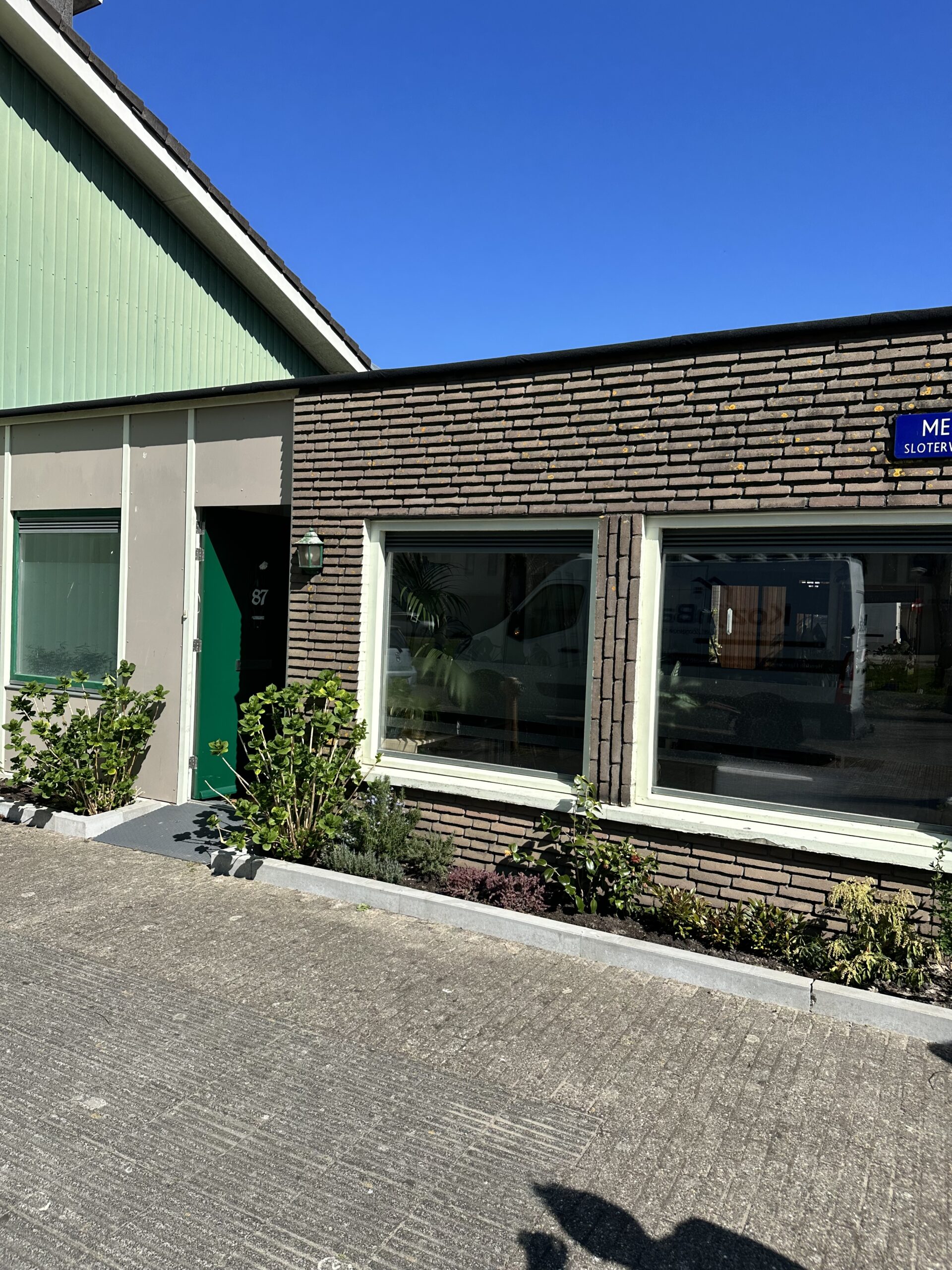 Woning in Amsterdam tijdens renovatie van de kozijnen aan de voorzijde