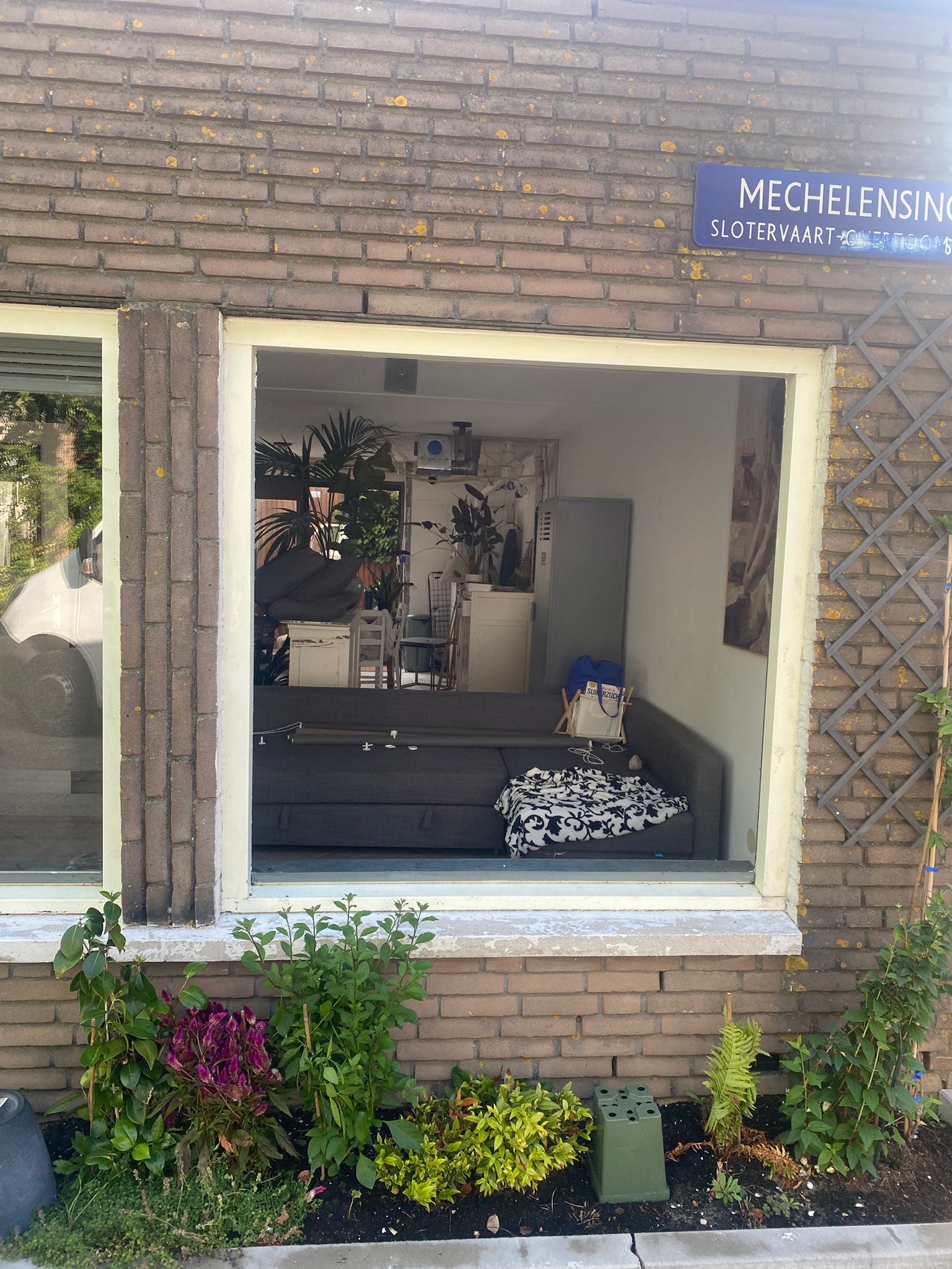 Raamopening zonder kozijn tijdens het vervangen van kozijnen in Amsterdam