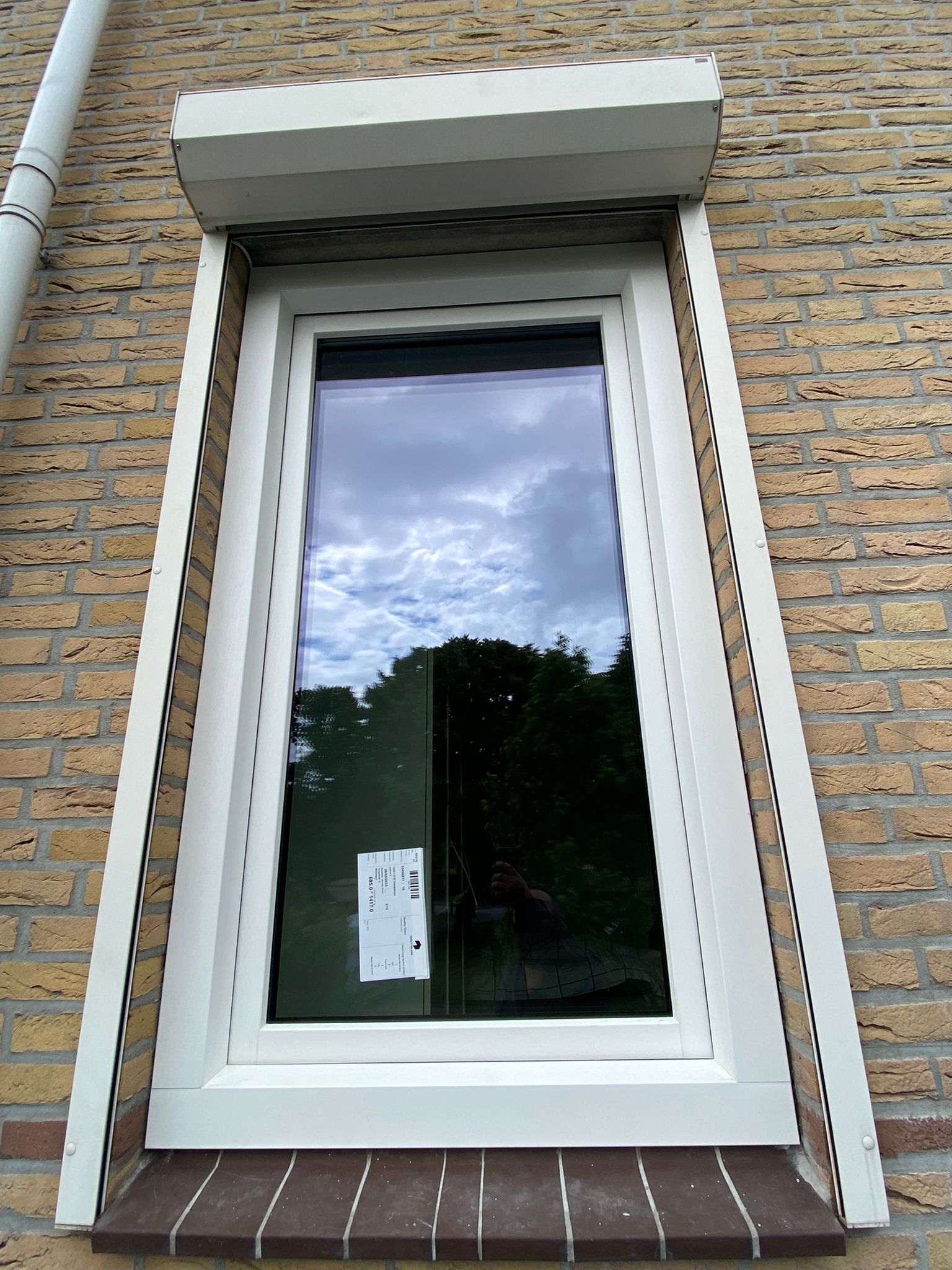 kunststof kozijn Velserbroek met rolluik en strakke afwerking in bakstenen gevel