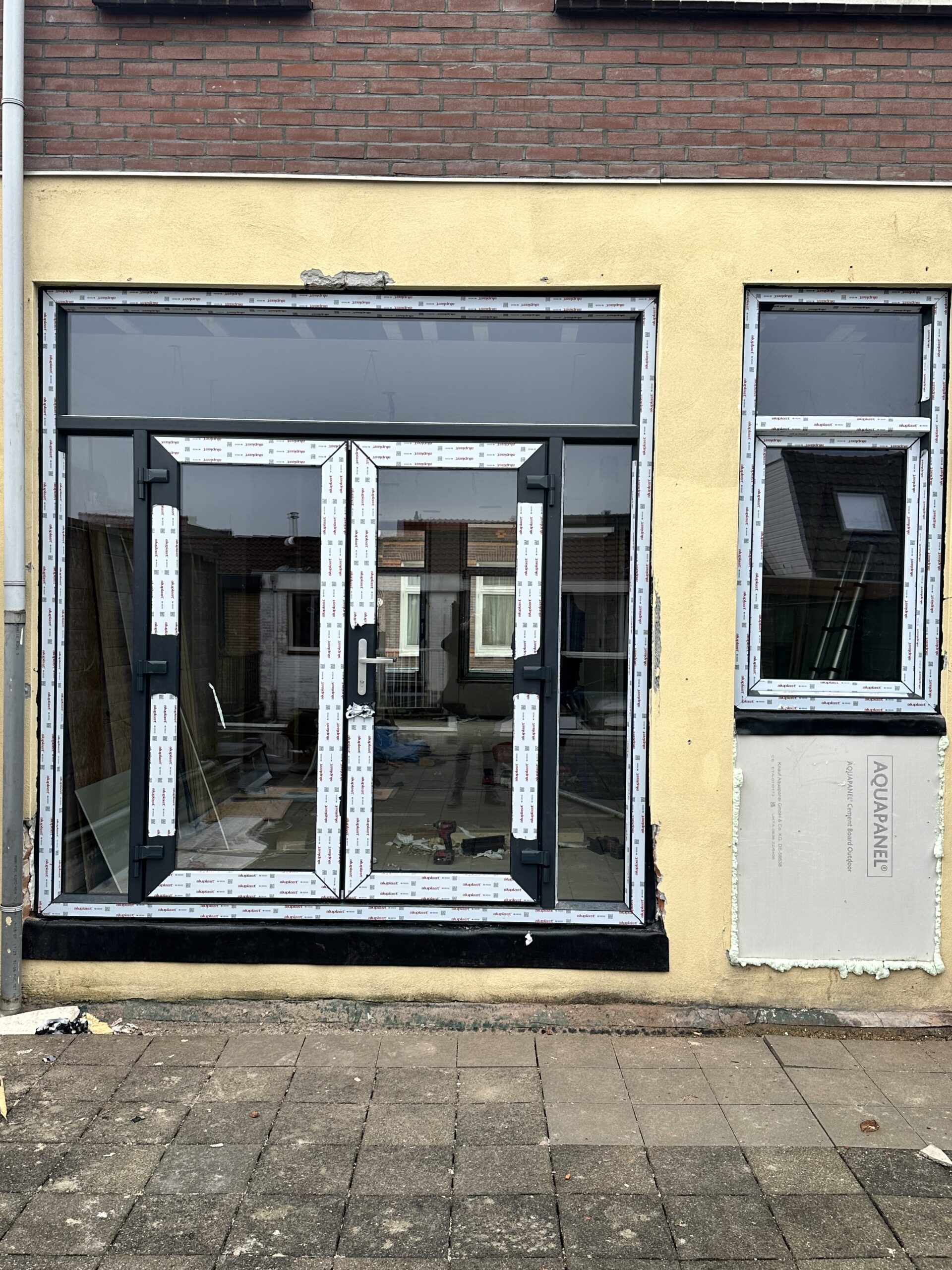 kunststof kozijnen Aalsmeer geplaatst in voorgevel met dubbele tuindeuren en groot raam