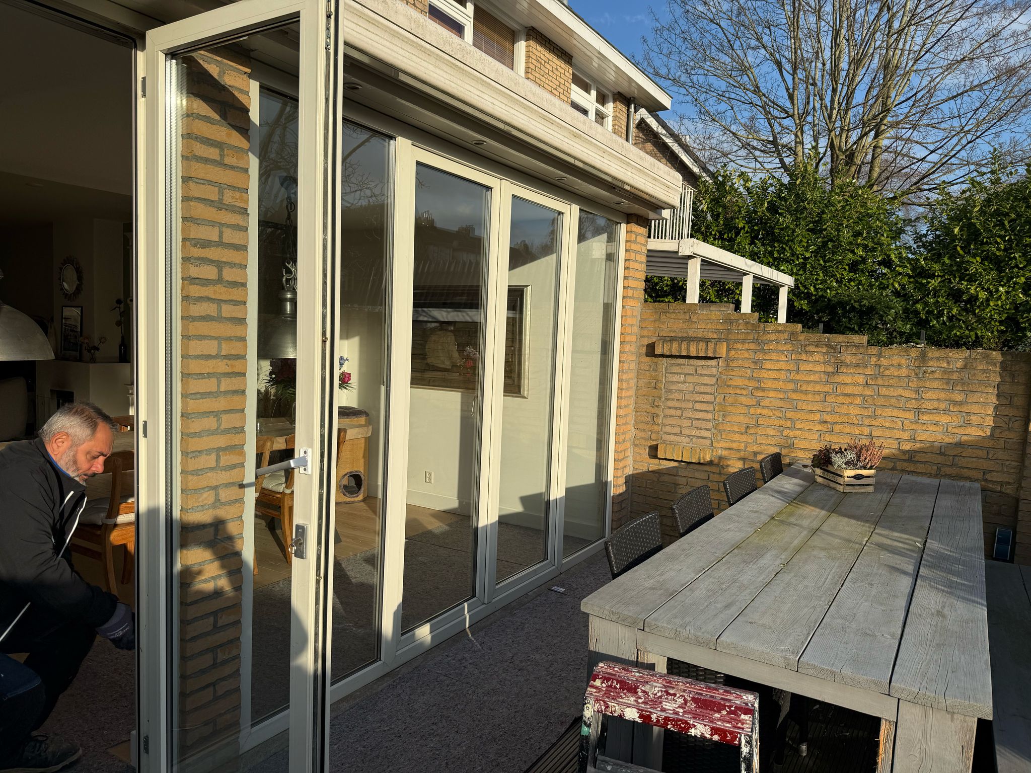 kunststof kozijnen Aalsmeer geplaatst aan achterzijde woning met grote glaspartij en tuindeuren