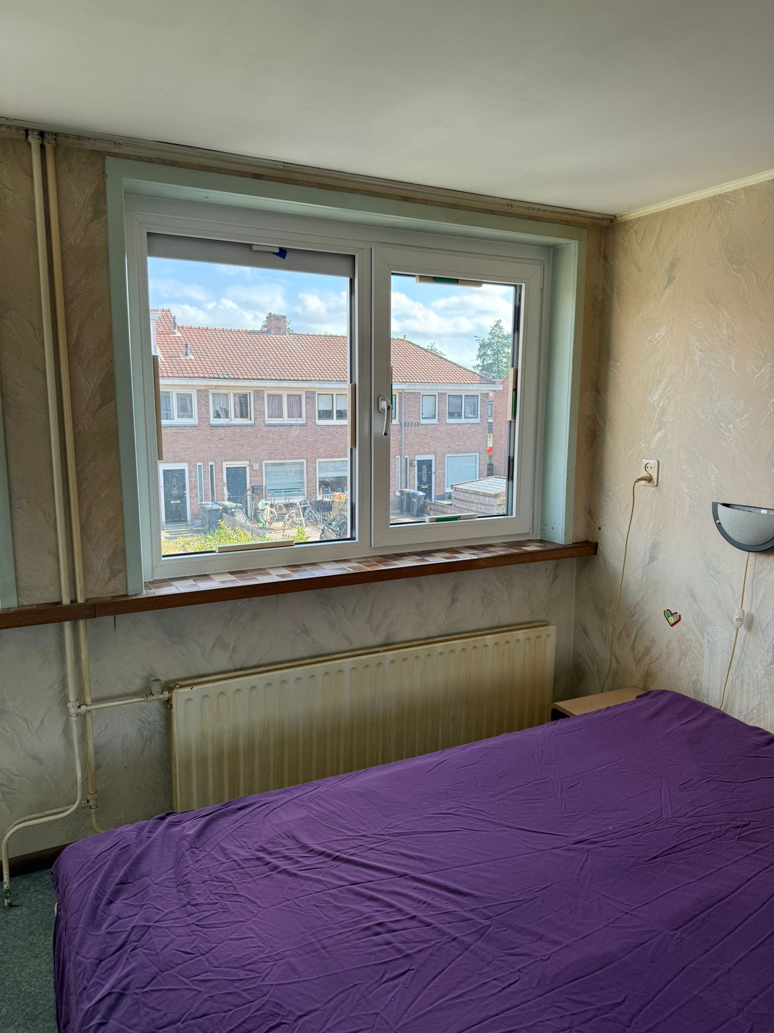 kunststof kozijnen amstelveen geplaatst in slaapkamer met draaikiepraam en vensterbank