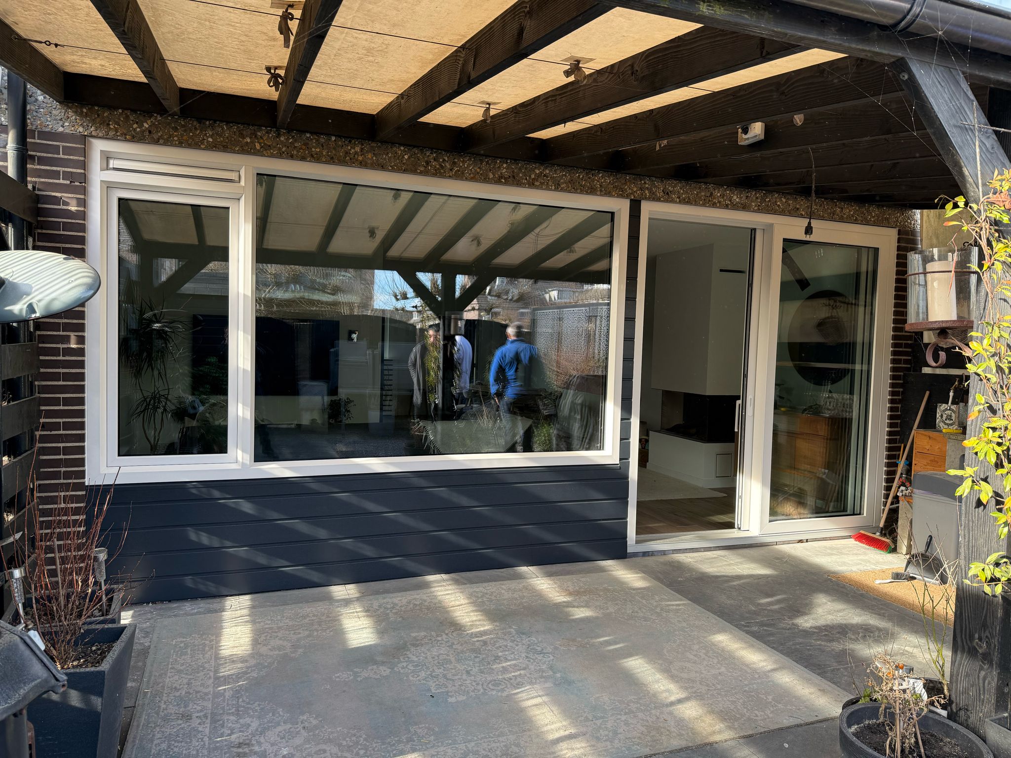 kunststof kozijnen met ventilatieroosters geplaatst bij renovatie woning