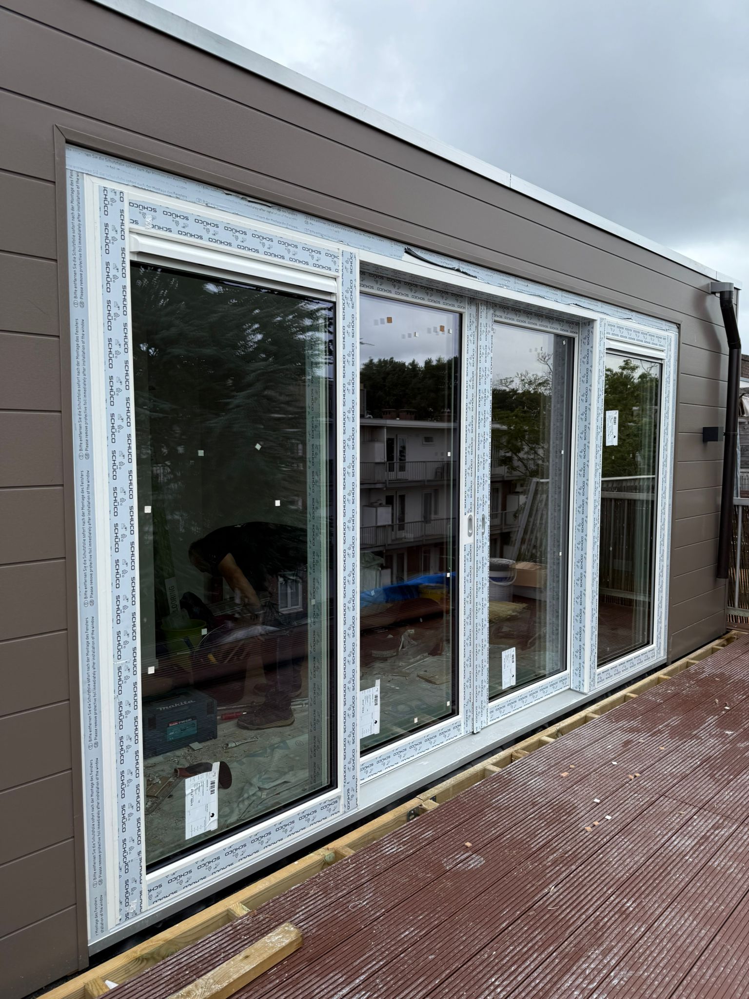 kunststof kozijnen Velserbroek geplaatst in woning met grote glaspartij en gevelbekleding