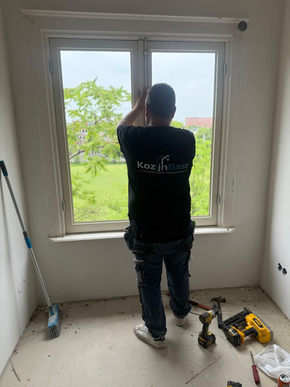 montage kunststof kozijnen velsen door kozijnbase monteur tijdens renovatie woning