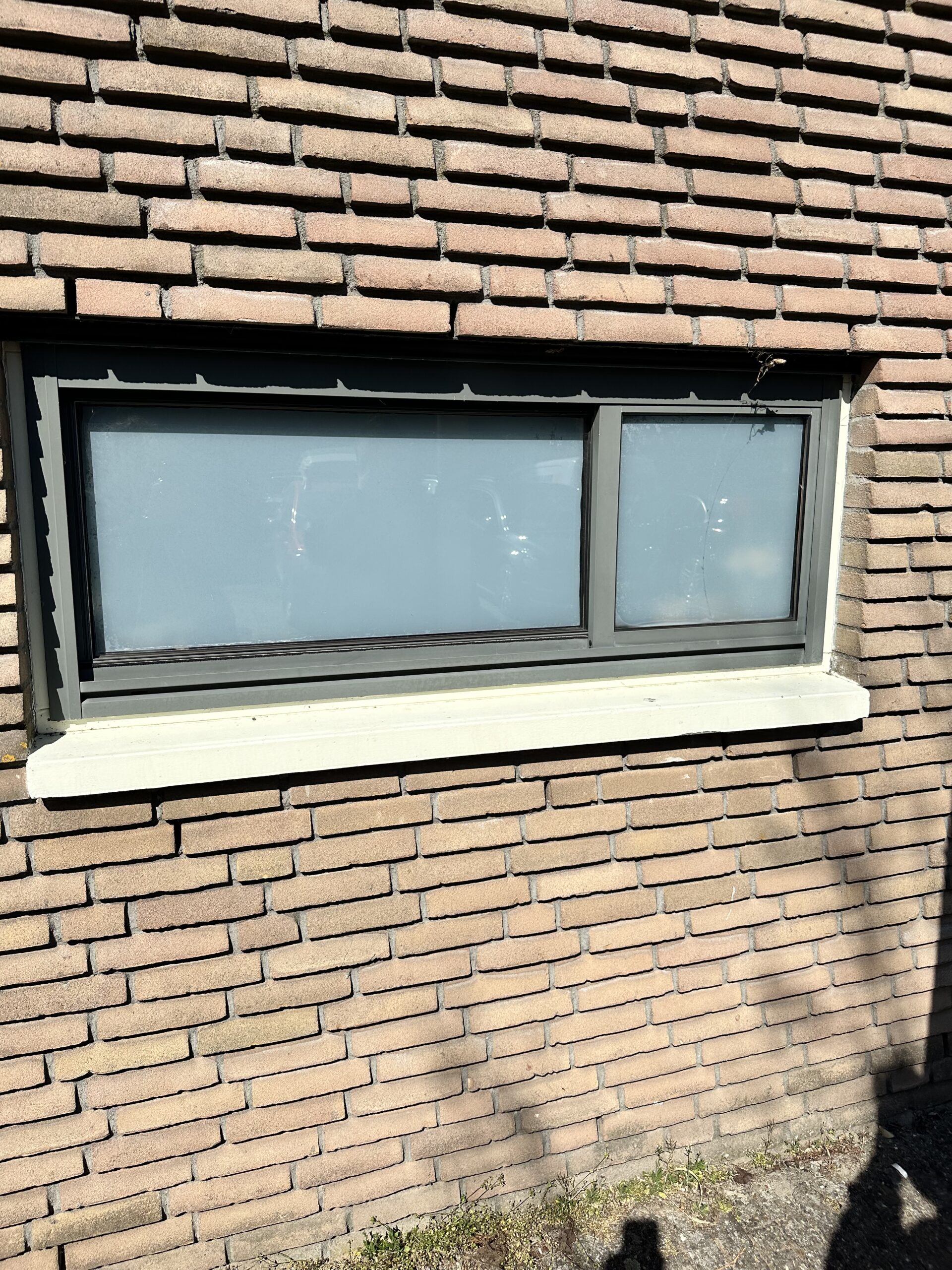 Oude kozijnen in een Amsterdamse rijwoning die vervangen worden