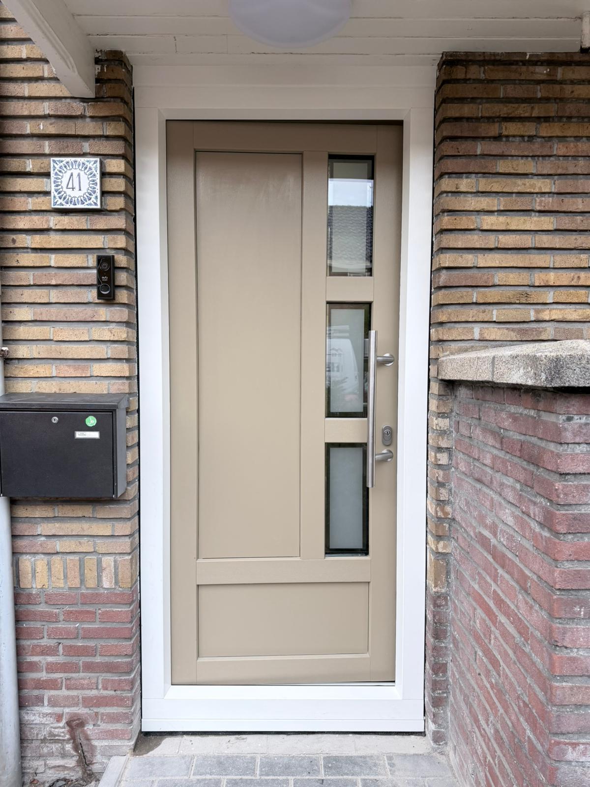 Beige kunststof voordeur met onderhoudsarme onderdorpel en strakke kozijnaansluiting