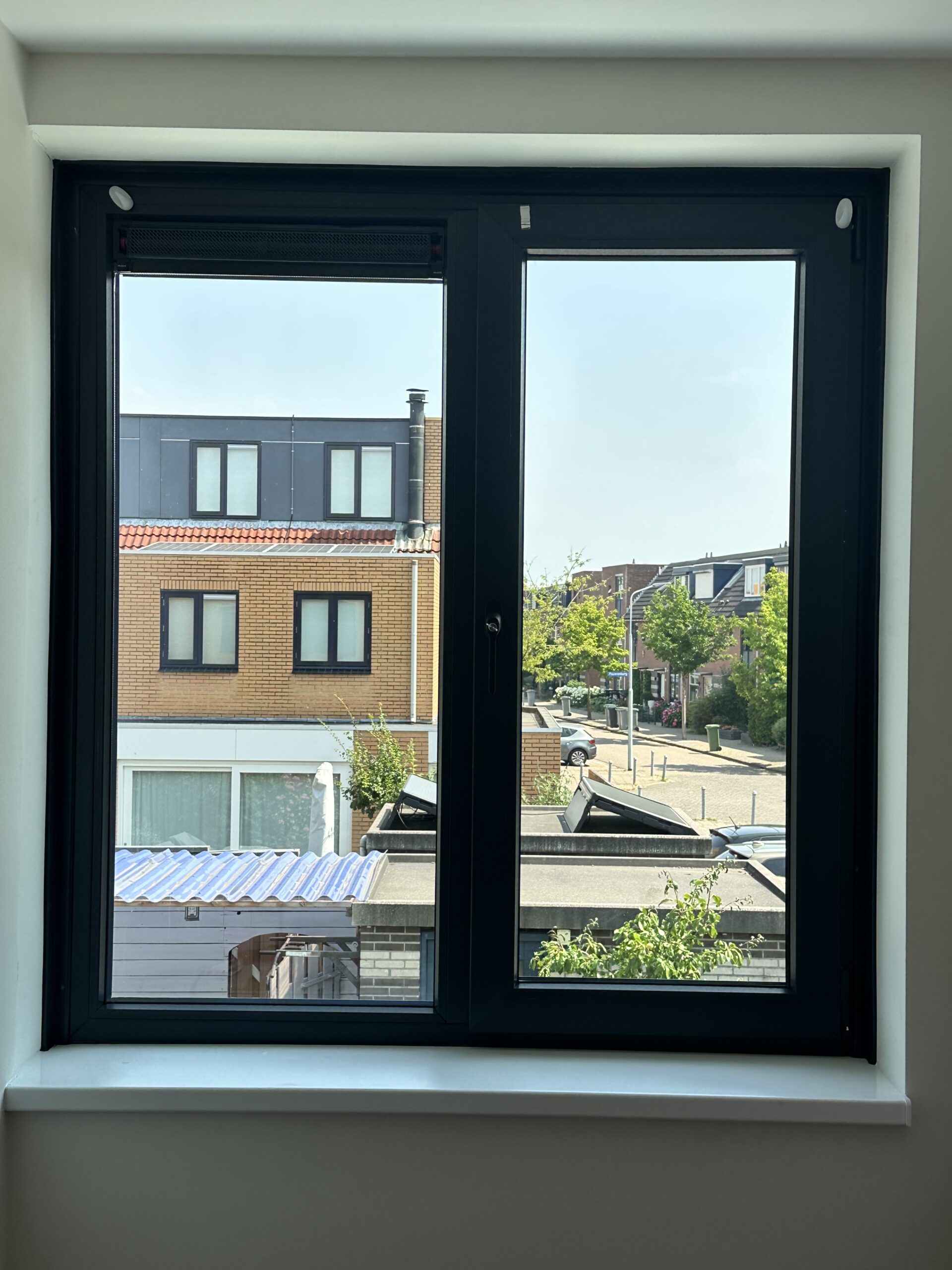 Binnenaanzicht kunststof kozijn Beverwijk met strak zwart profiel en isolatieglas