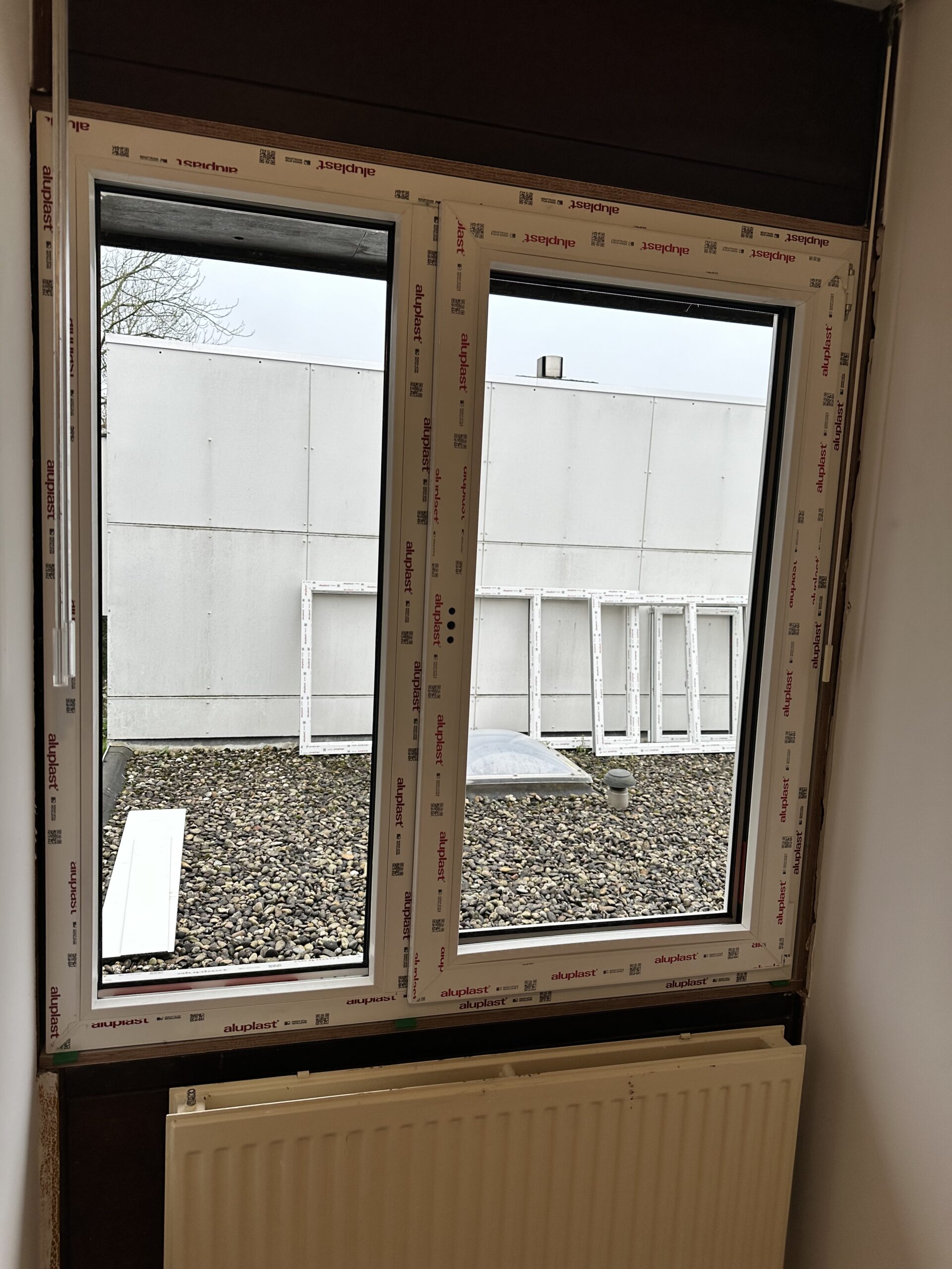 Binnenzijde van nieuw kunststof kozijn in Uithoorn met HR++ glas en donkere binnenafwerking