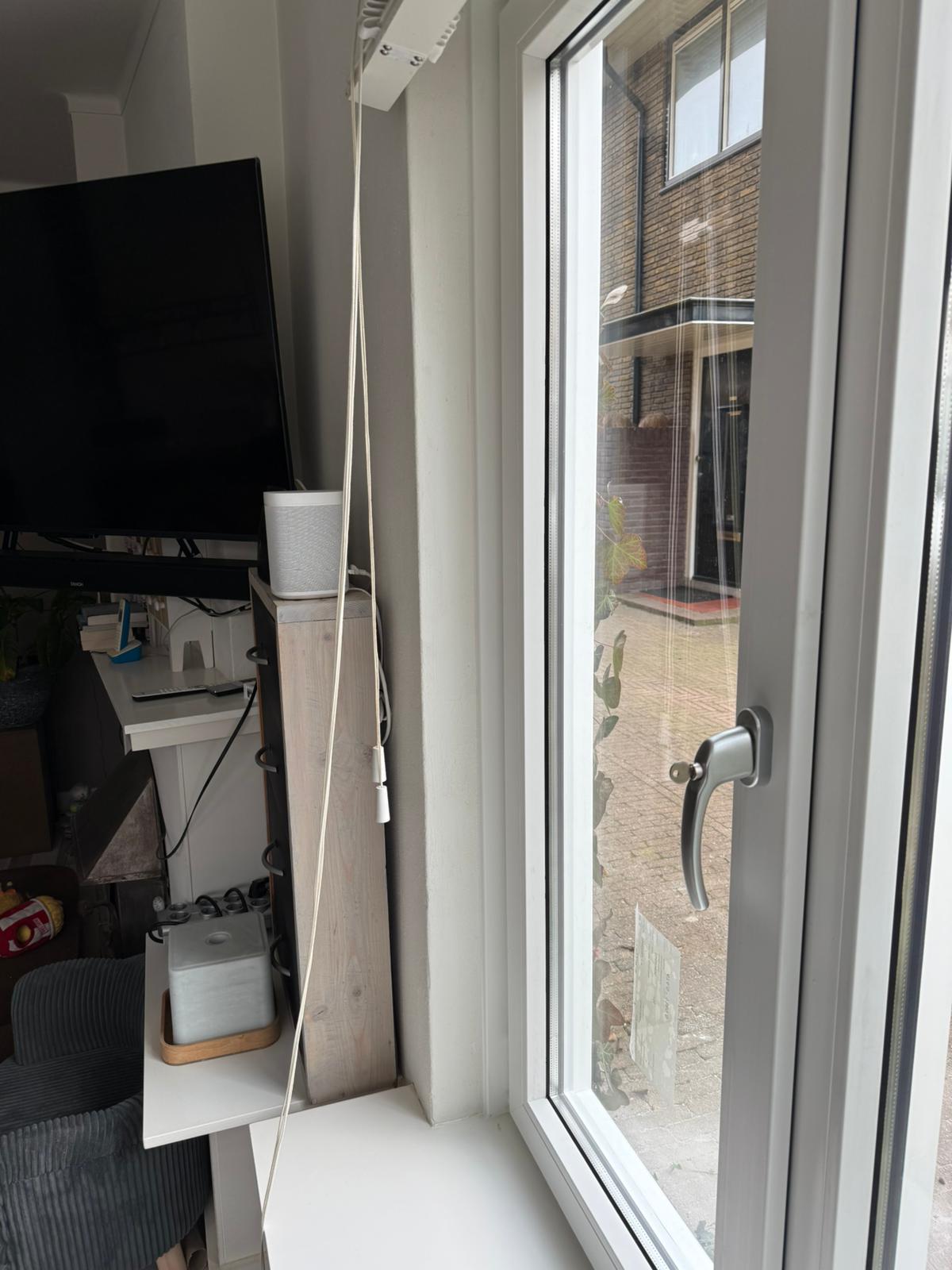 Binnenzijde van nieuw kunststof kozijn met HR++ glas en strakke afwerking in woning