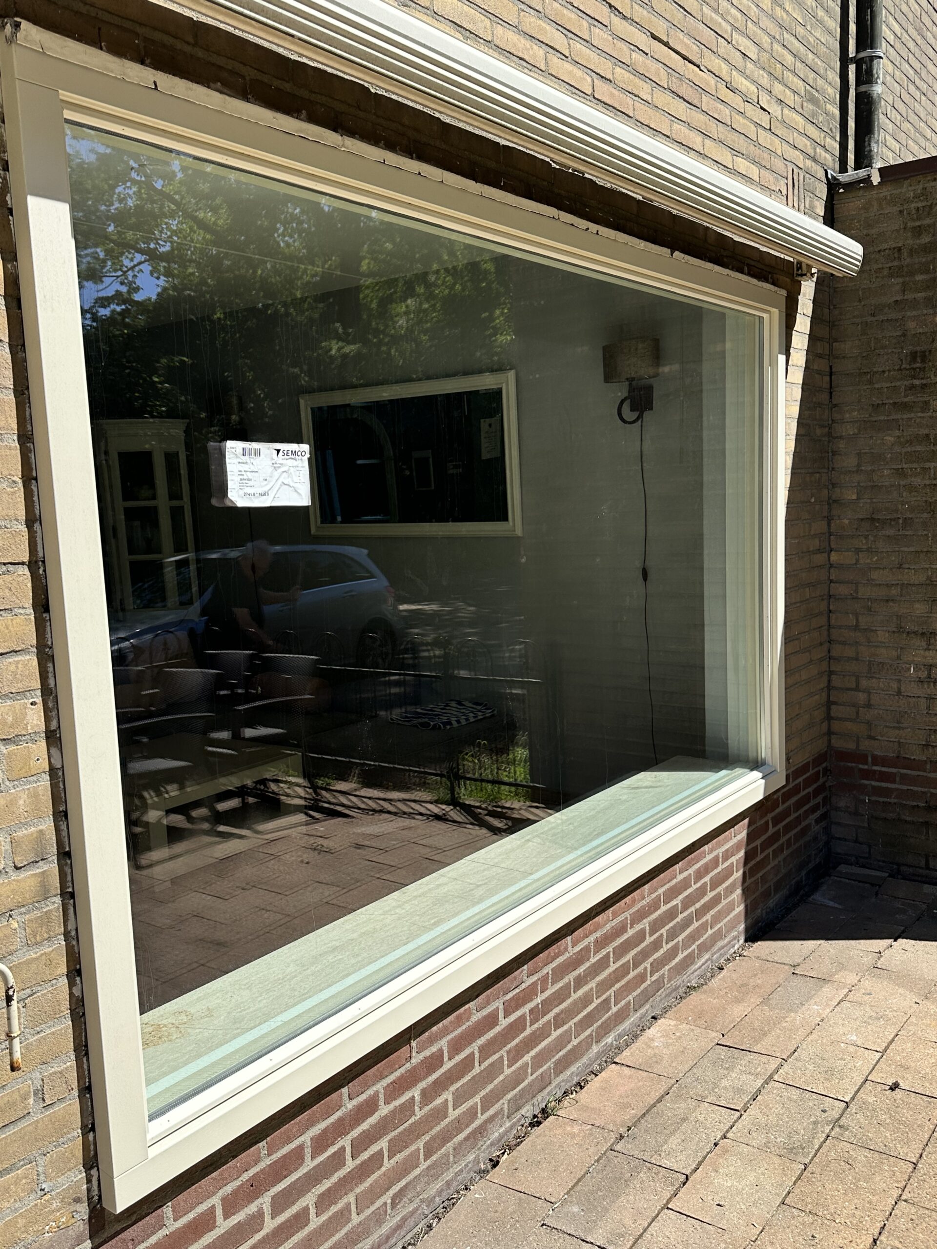 Groot kunststof kozijn met HR++ glas geplaatst in gevel van woning in Beverwijk