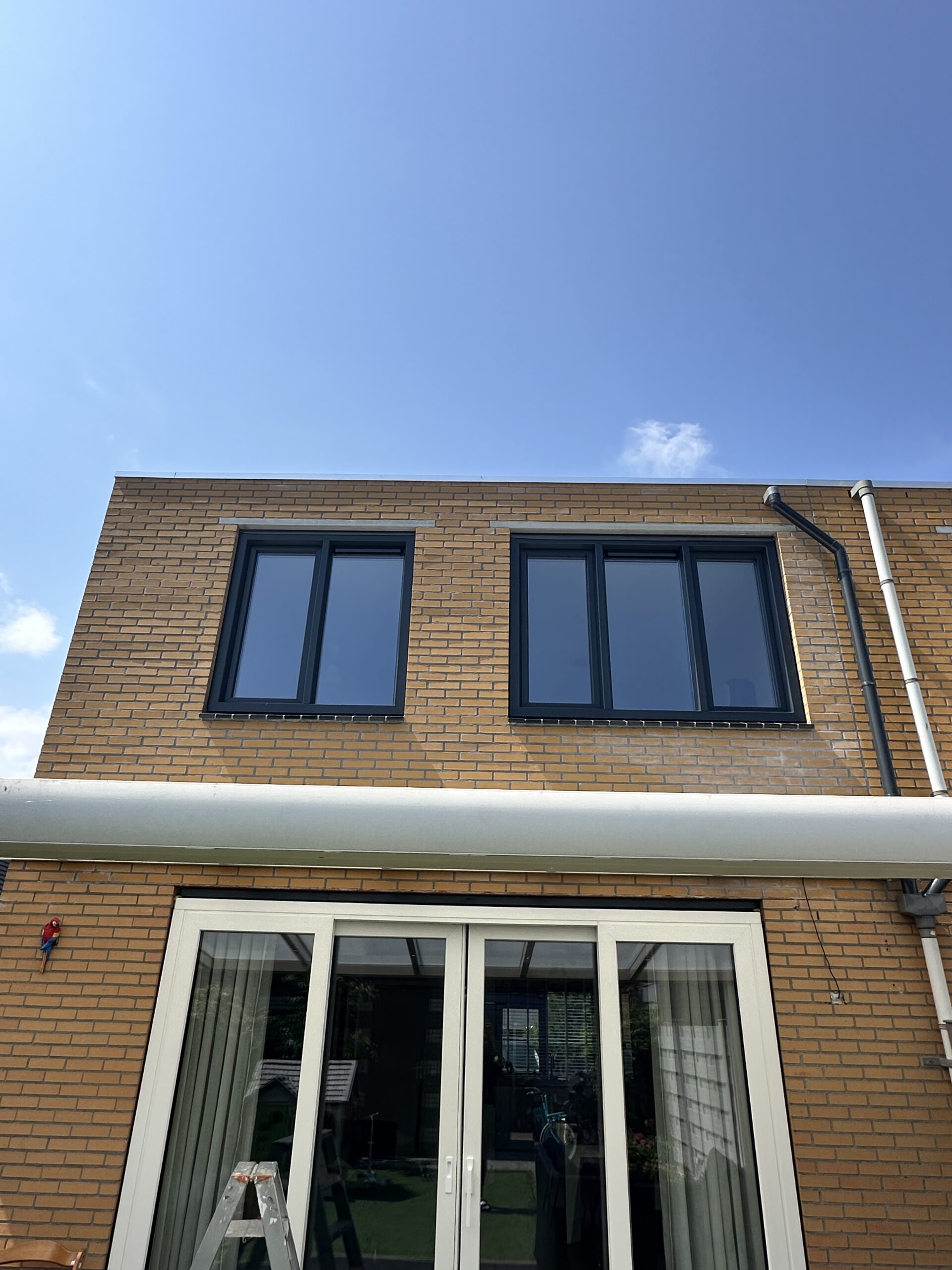 Kozijnen vervangen Beverwijk met nieuwe kunststof ramen en deuren in achtergevel