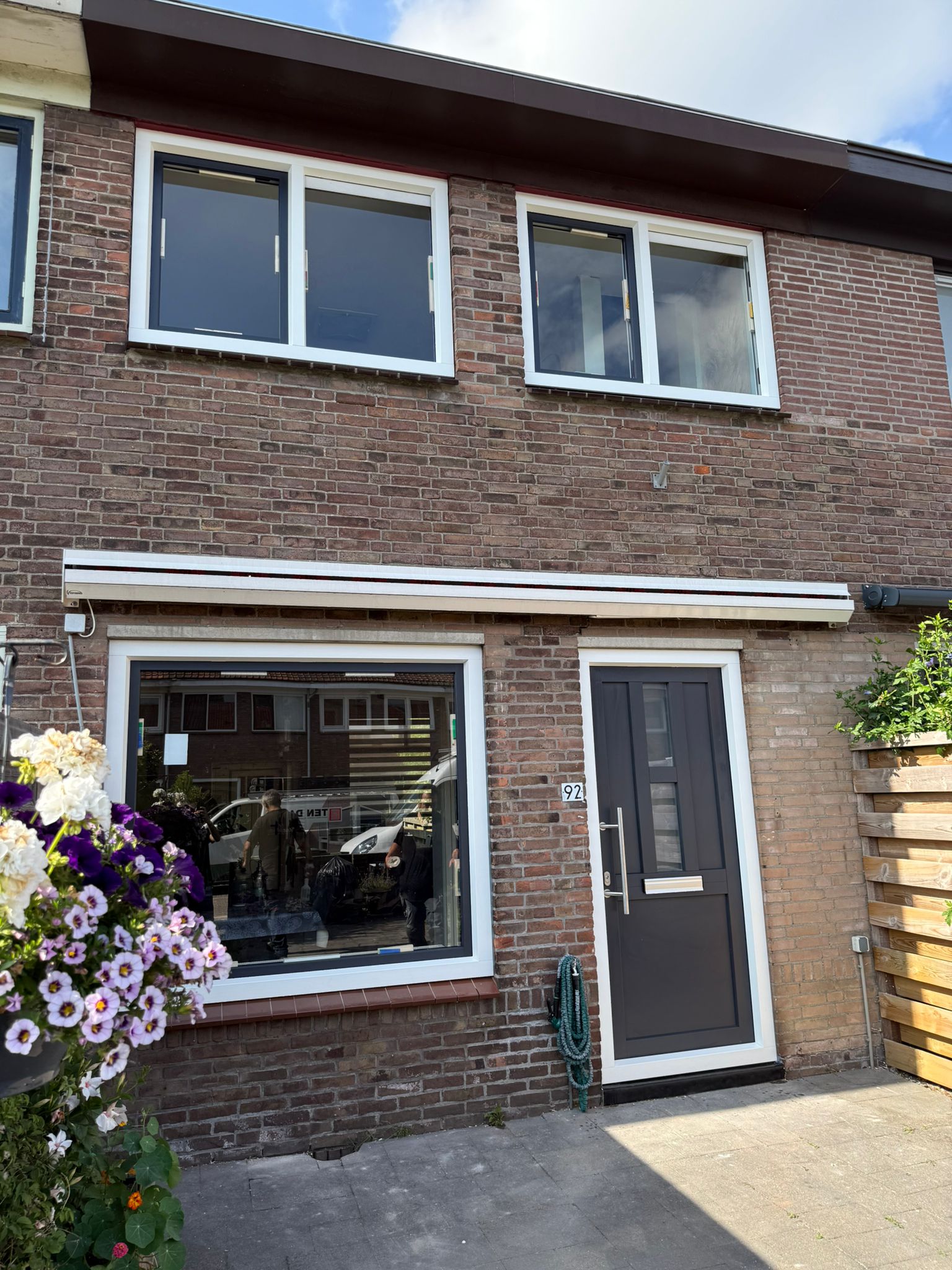 Kozijnen vervangen in bestaande woning met nieuwe kunststof kozijnen en voordeur