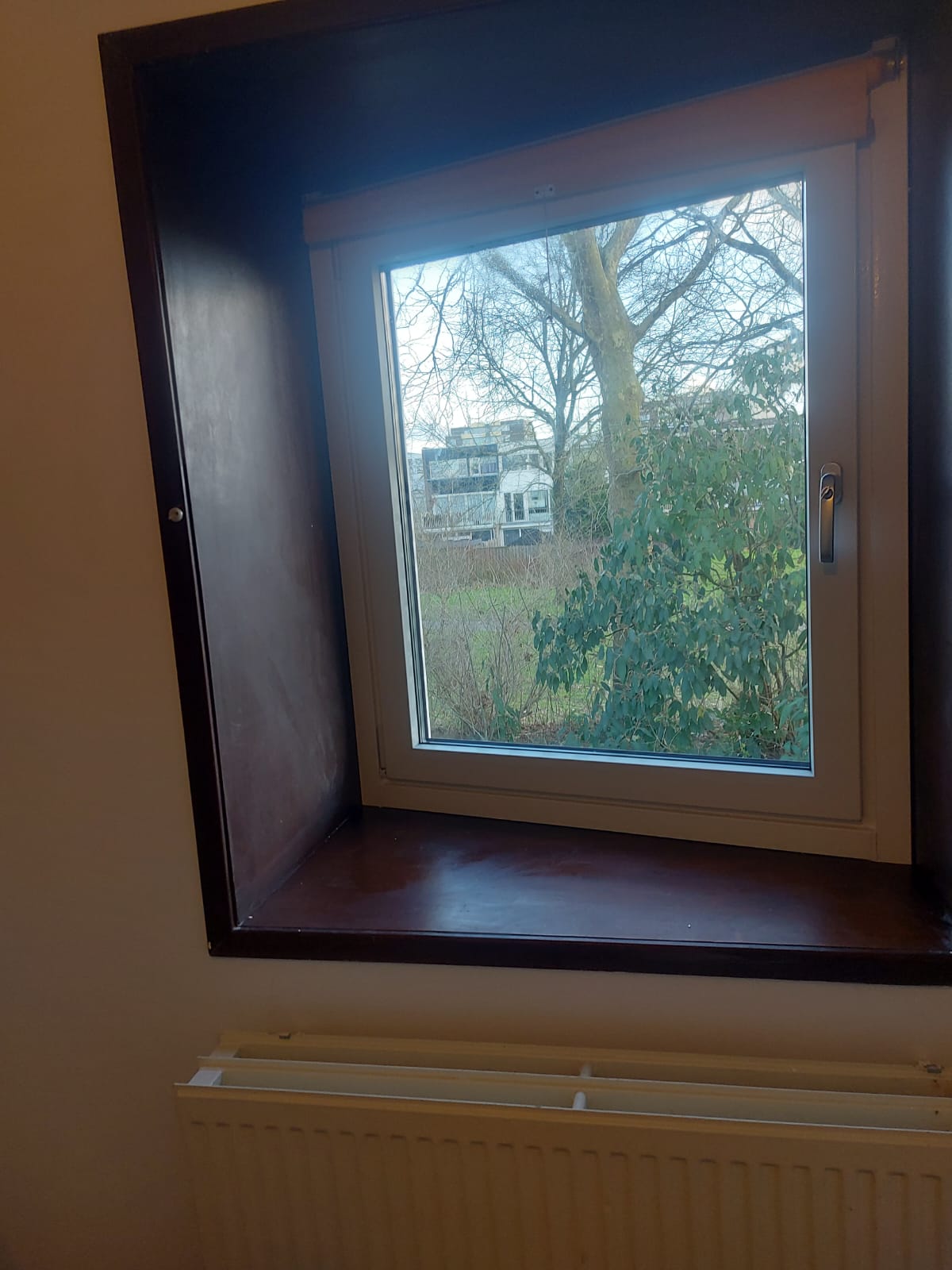 Kunststof draaikiepraam geplaatst in appartement in Uithoorn met donkere binnenafwerking