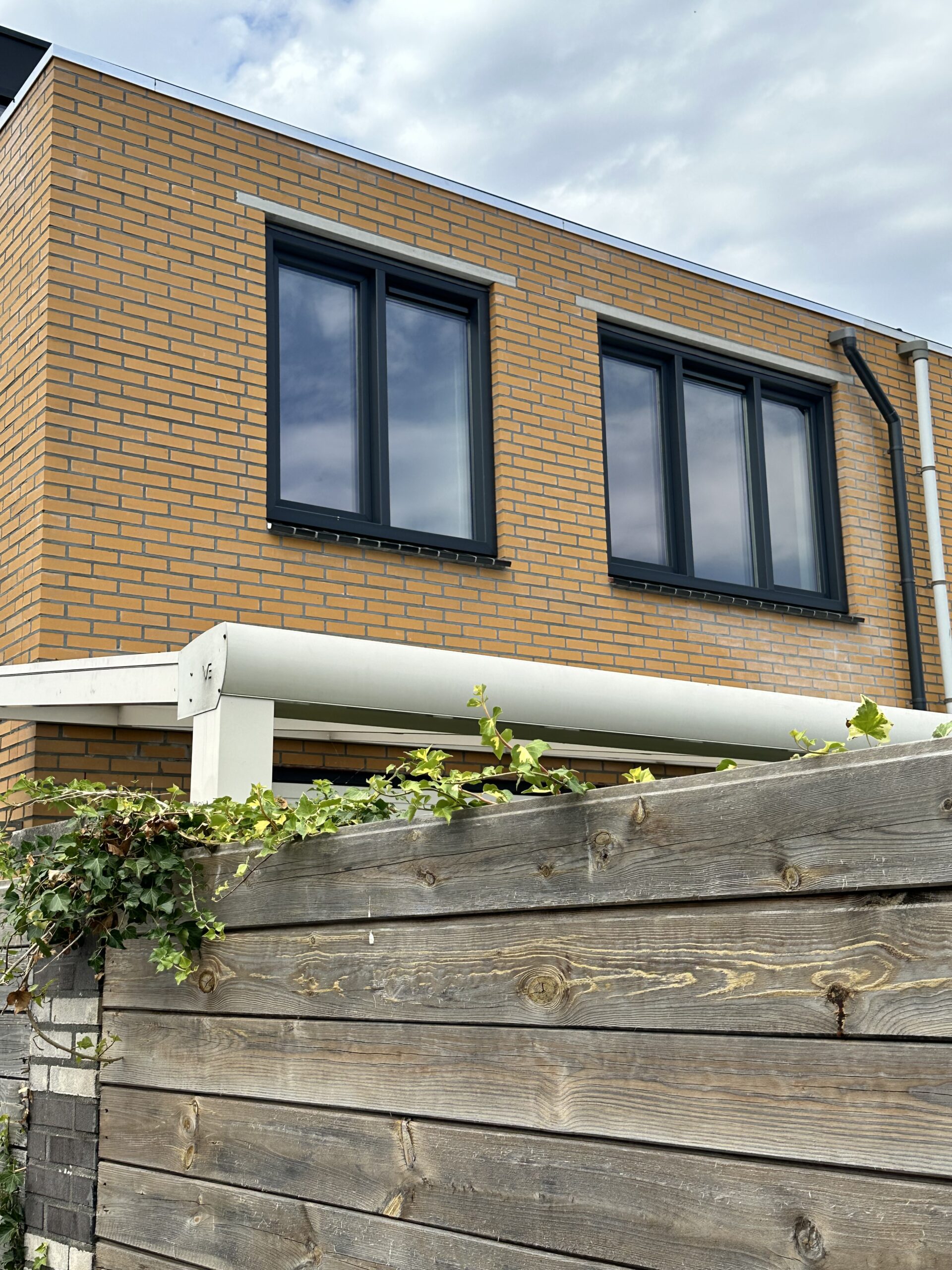 Kunststof kozijnen Beverwijk in zwarte uitvoering geplaatst in bovengevel woning