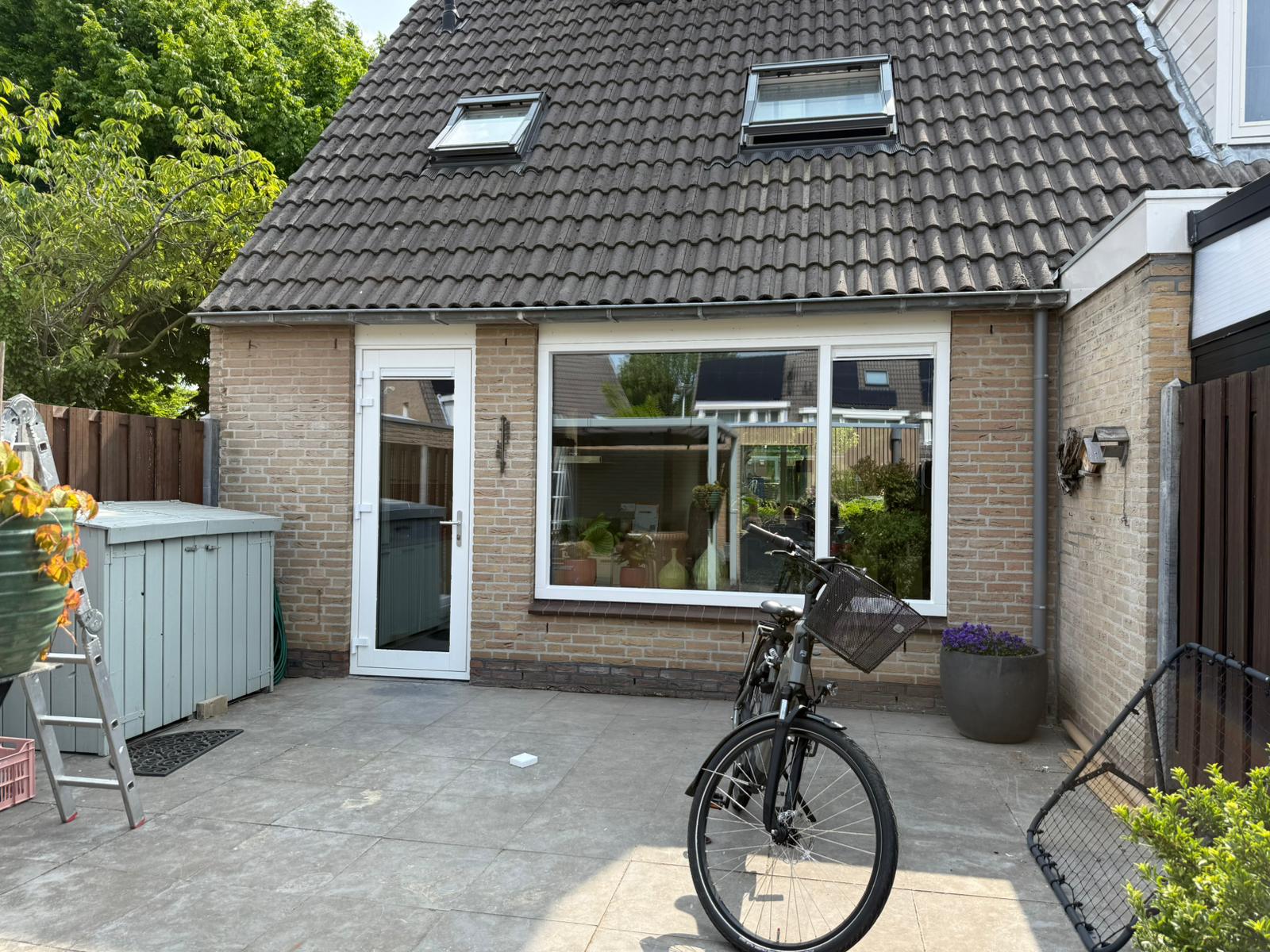 Kunststof kozijnen en achterdeur geplaatst in woning met grote raampartij en tuin