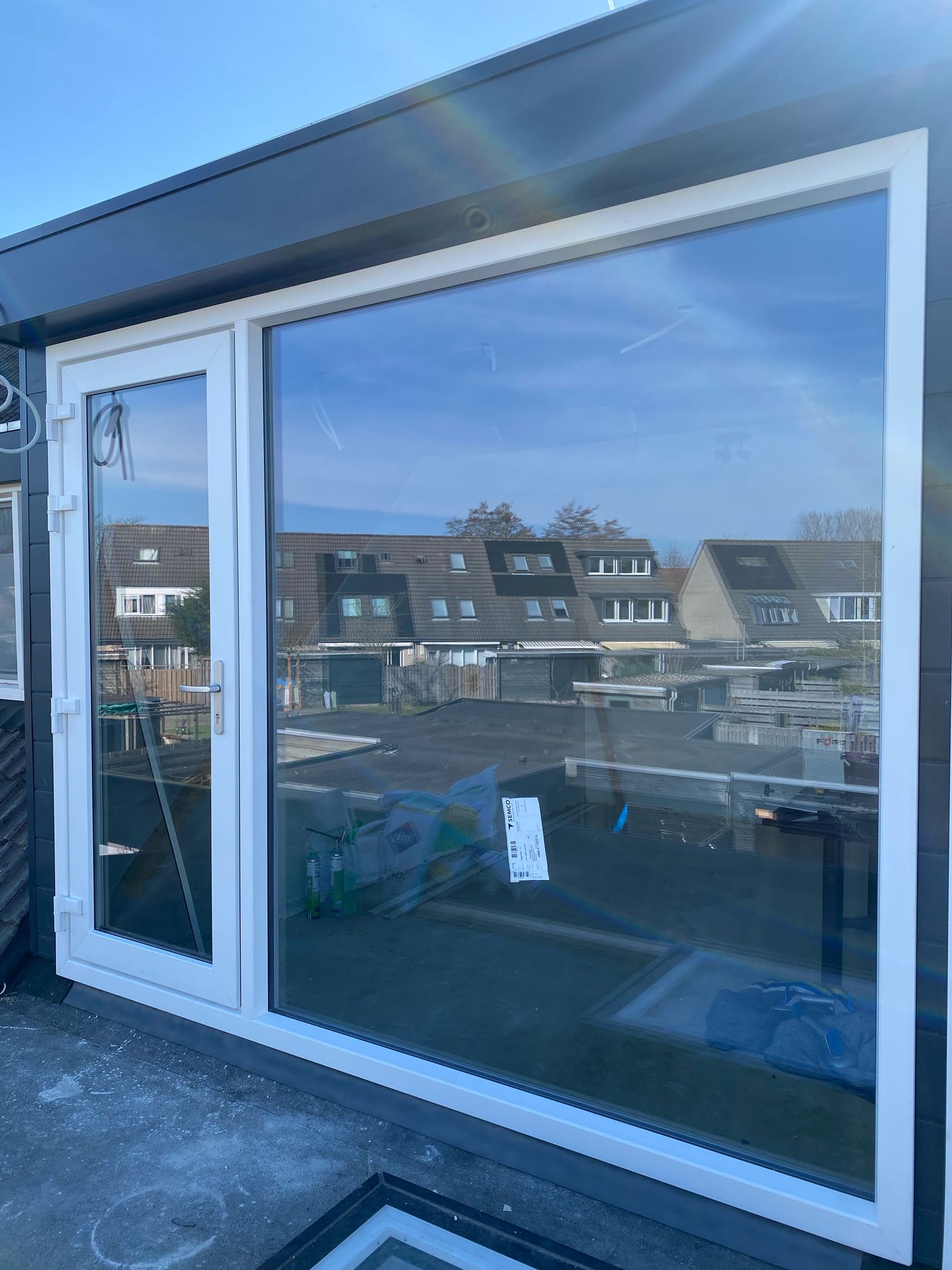 Kunststof kozijnen en groot raam geplaatst bij renovatie van woning