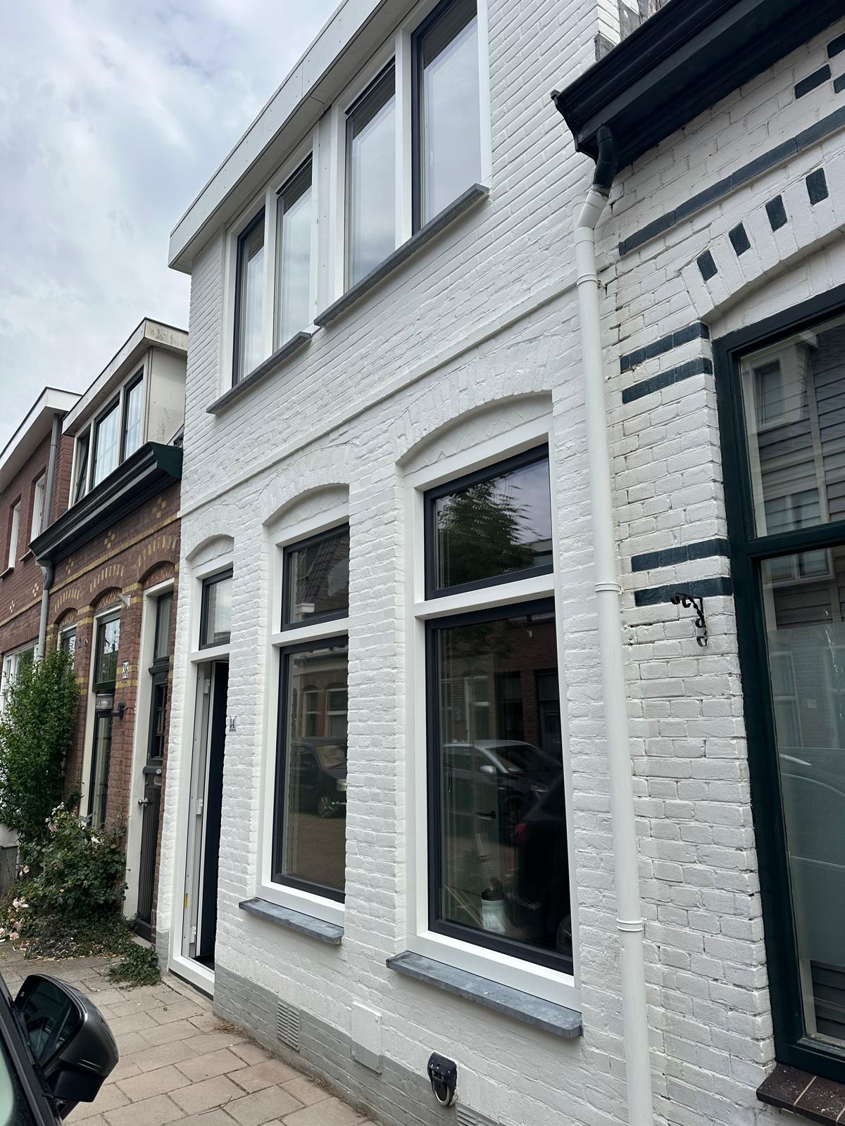Kunststof kozijnen geplaatst in geschilderde gevel van karakteristieke woning