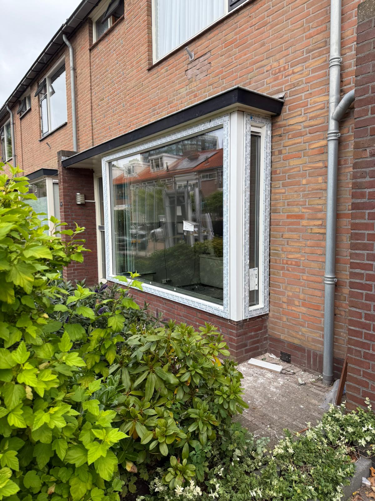 Kunststof kozijnen geplaatst in uitbouw met groot raam in bestaande gevel